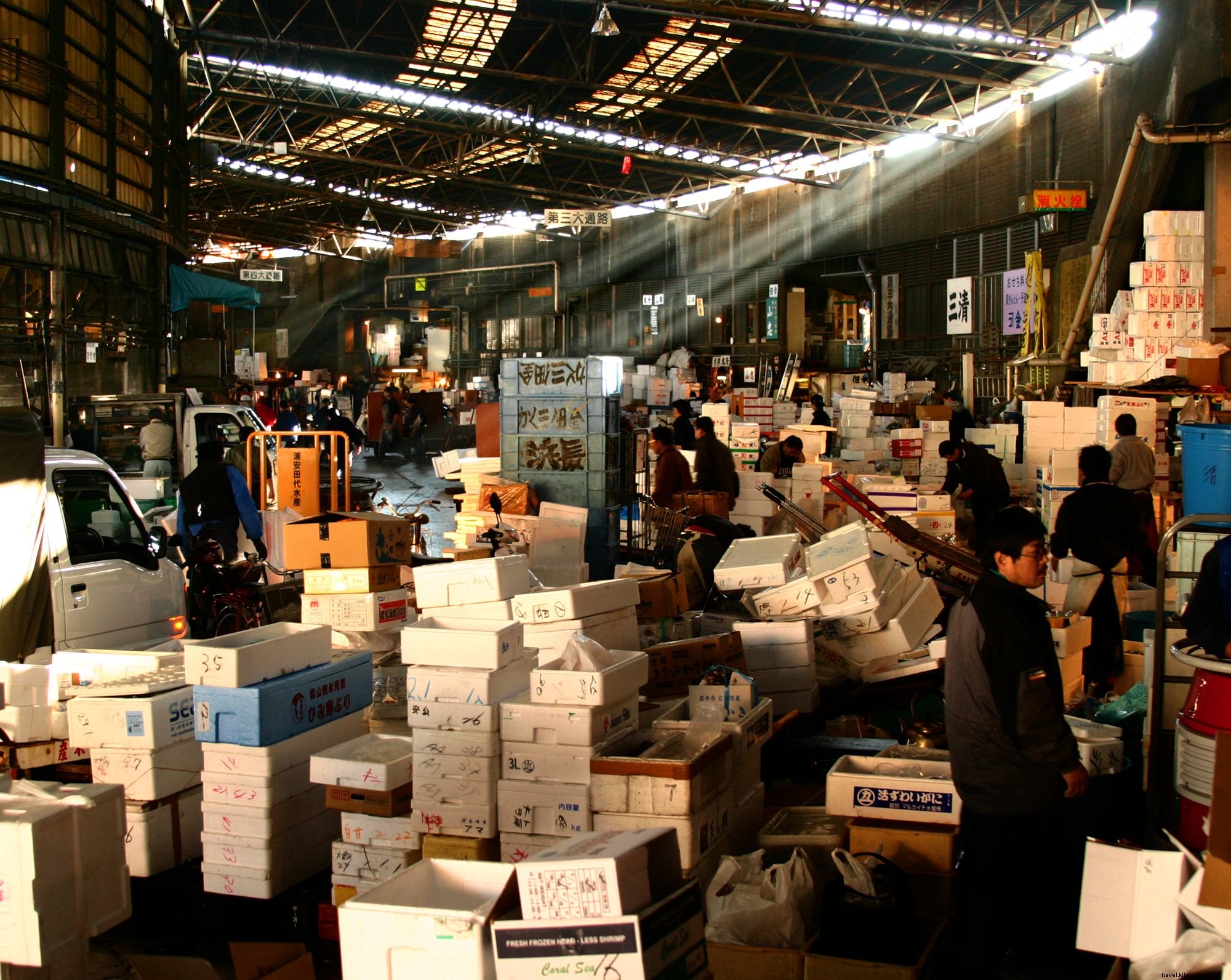 Photos de boîtes empilées au marché japonais