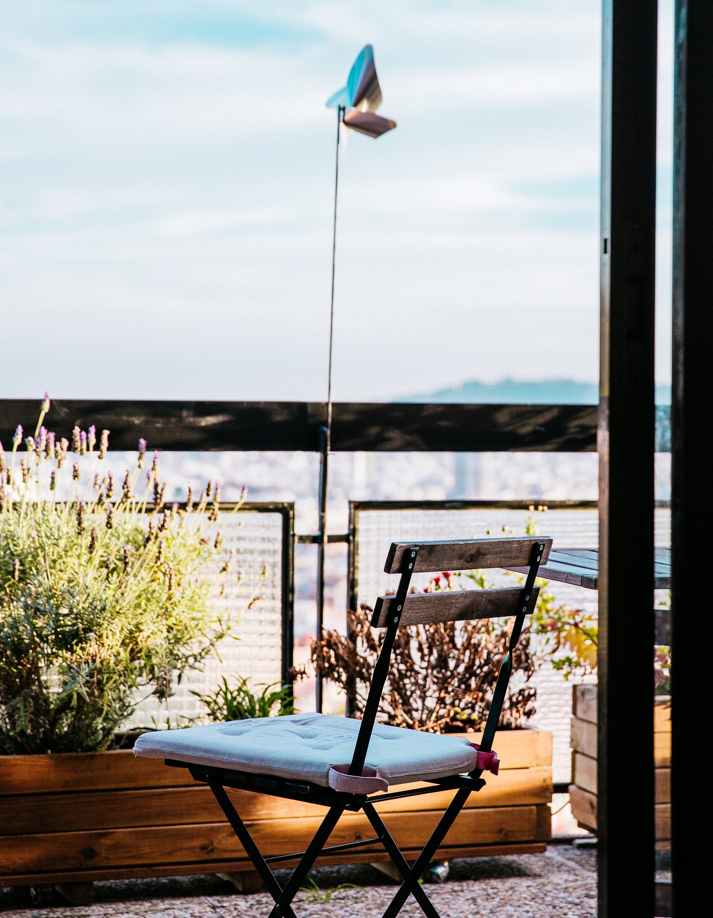 Photo d une chaise de patio sur un balcon
