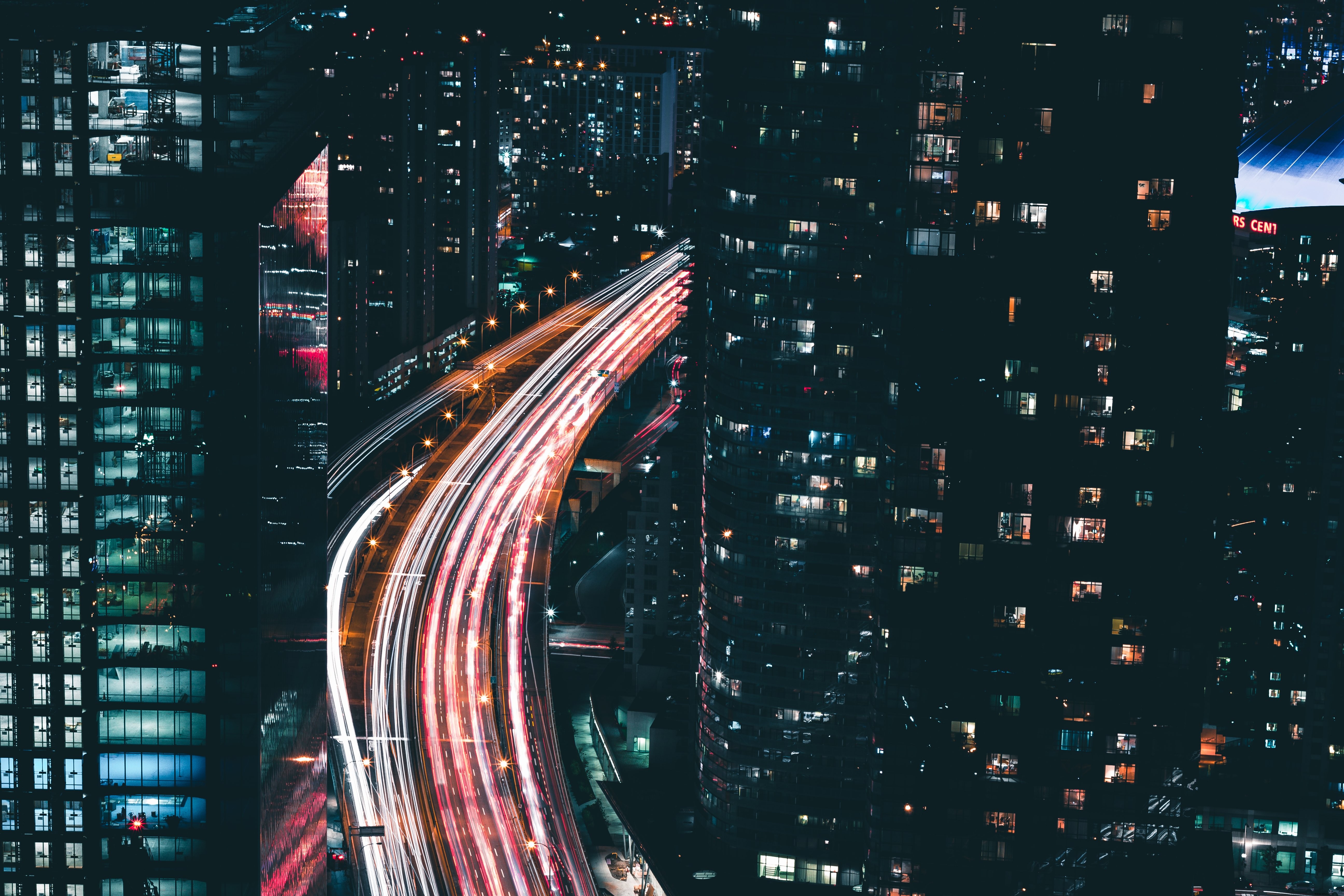 Photo nocturne du trafic urbain