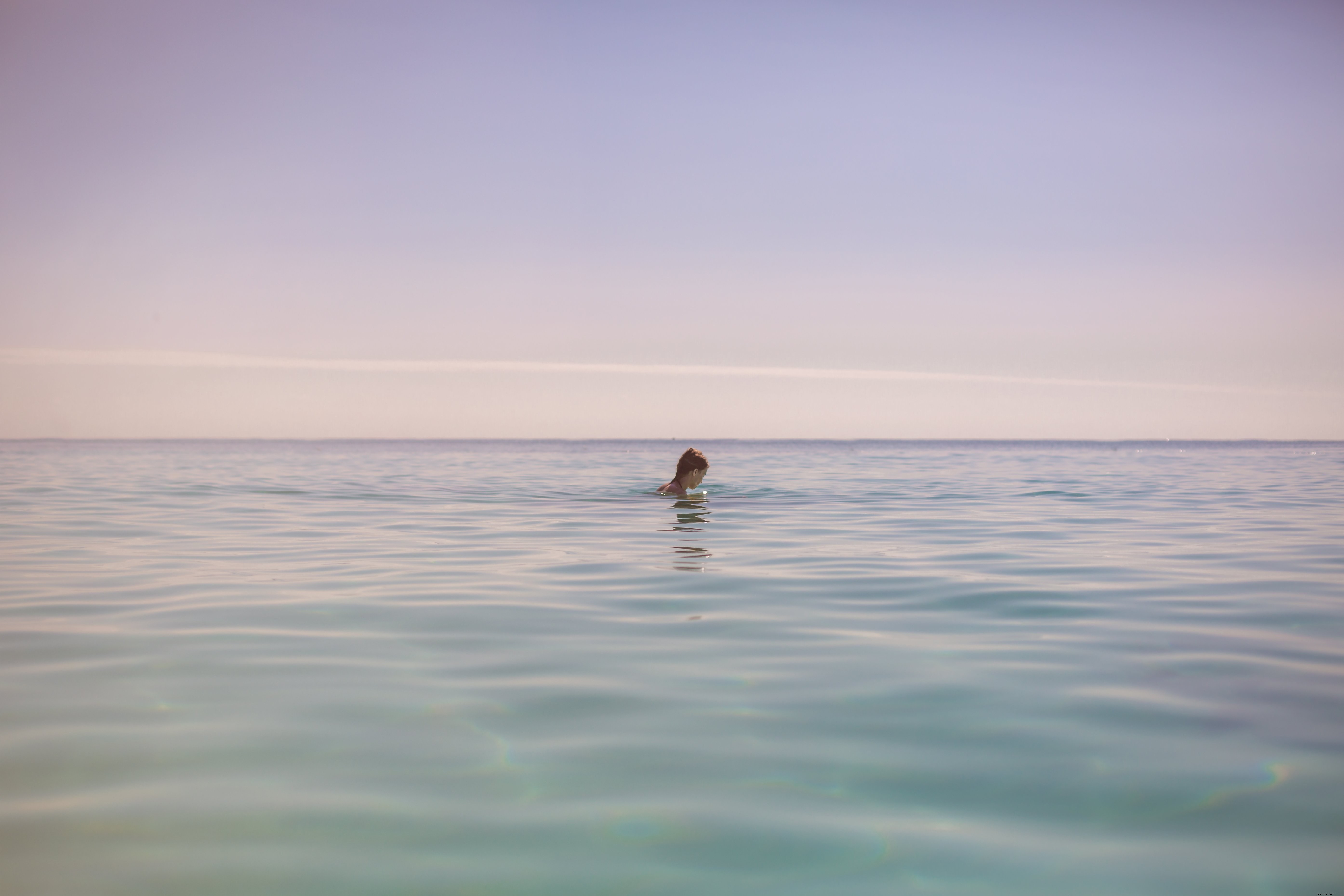 Fille dans l eau à la plage – Photo