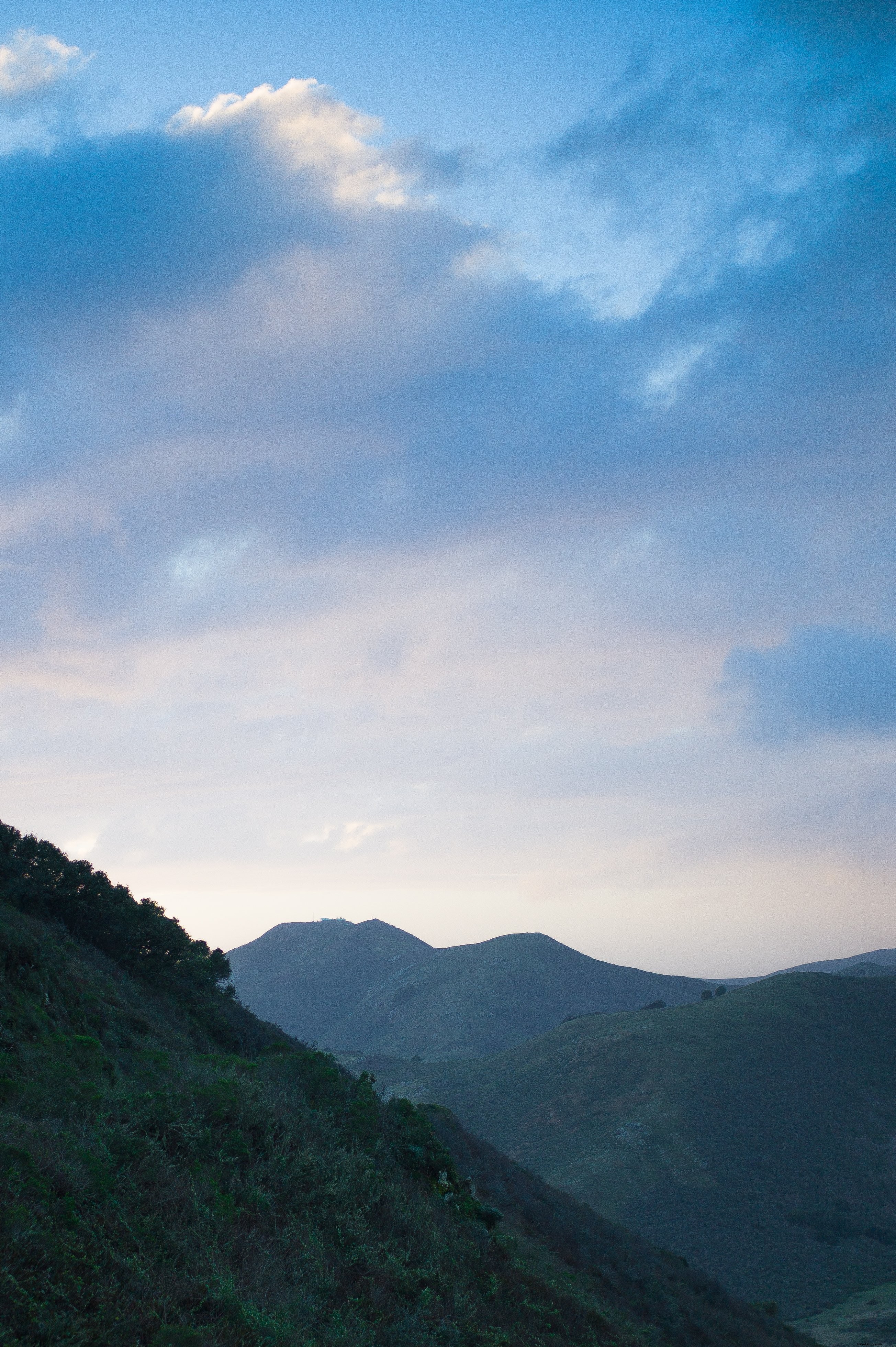 Ciel bleu au‑dessus de la colline – Photo
