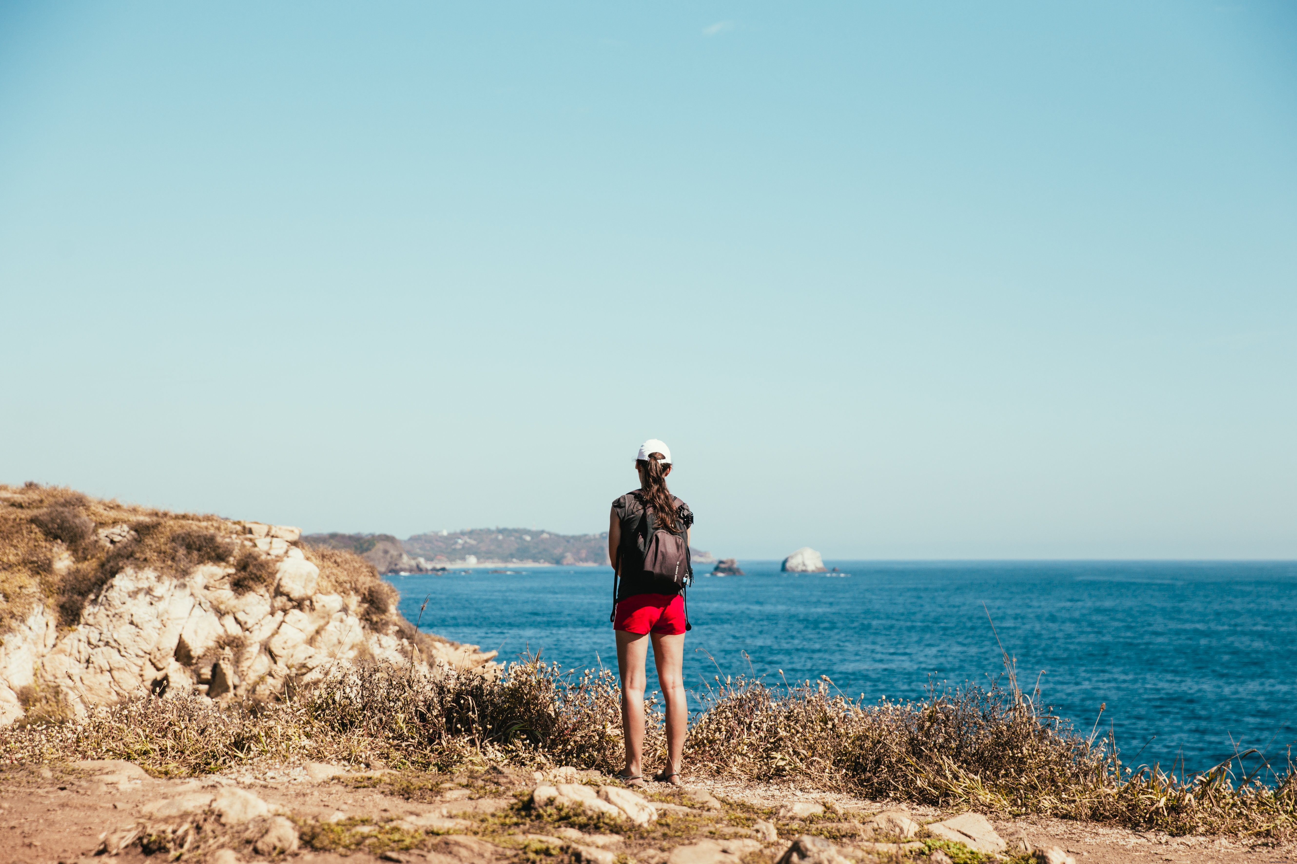 Photo d un randonneur au bord de la mer au Mexique