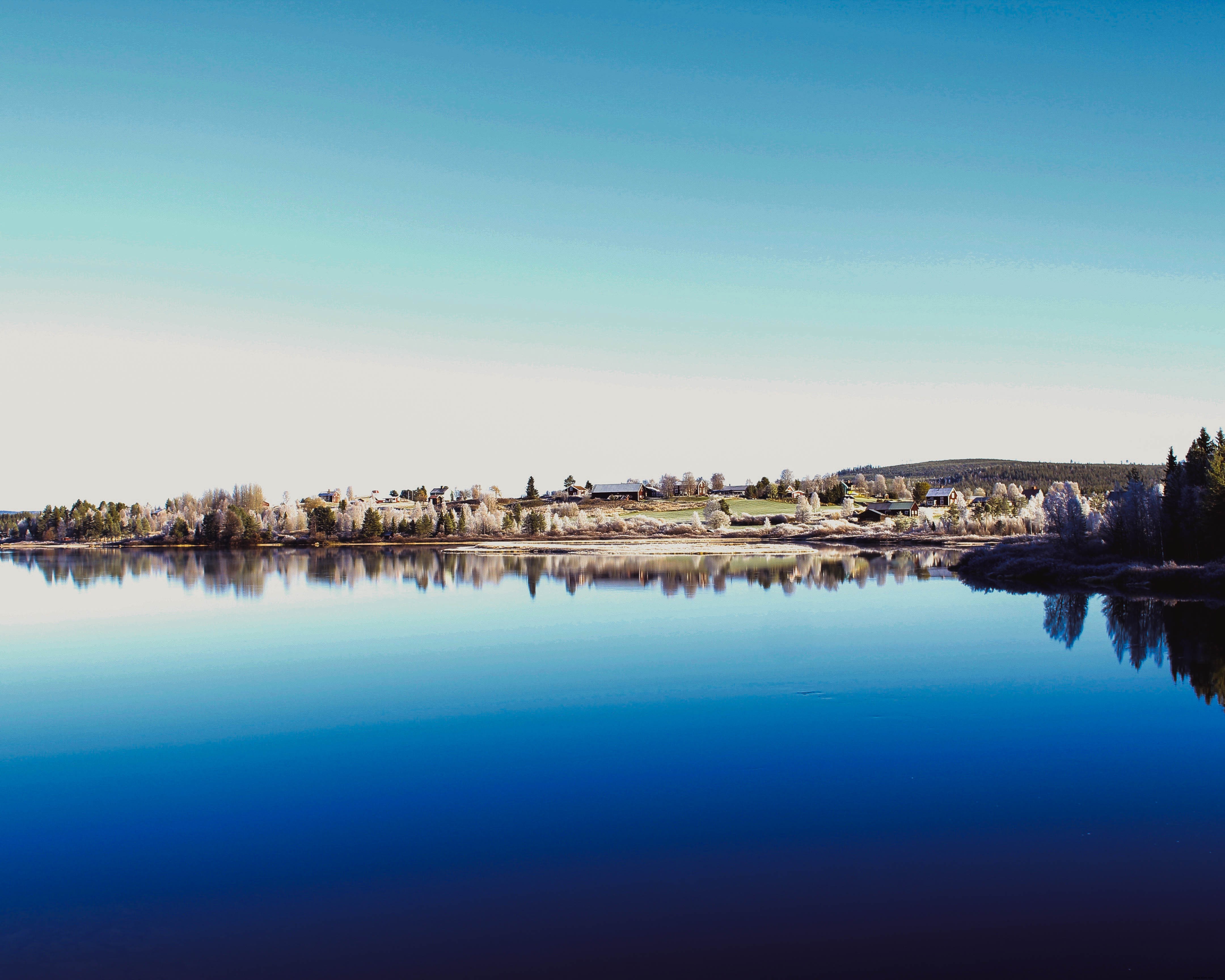 Le lac paisible reflète le paysage