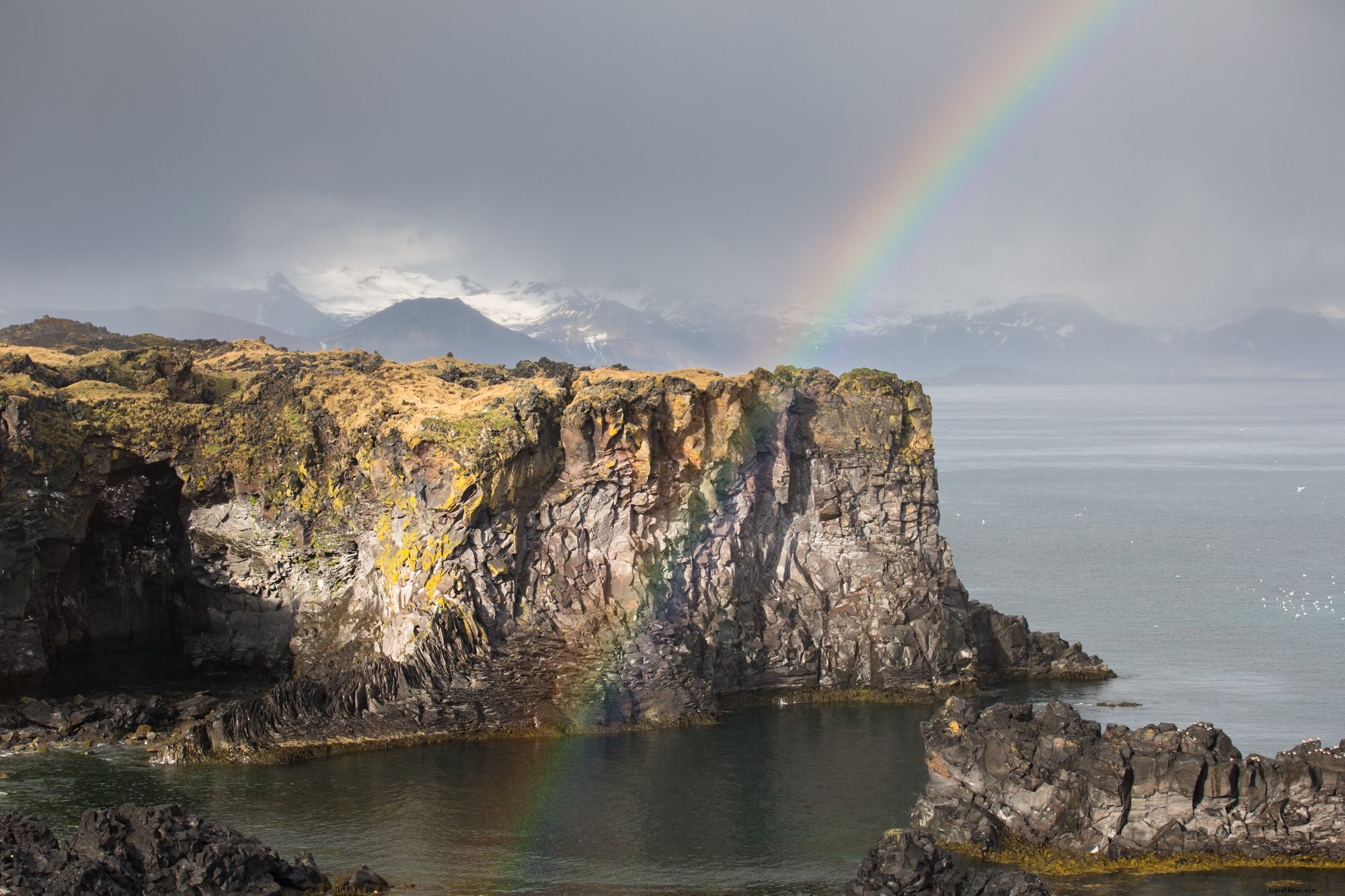 Photo d’une falaise aux couleurs d’arc‑en‑ciel et rochers