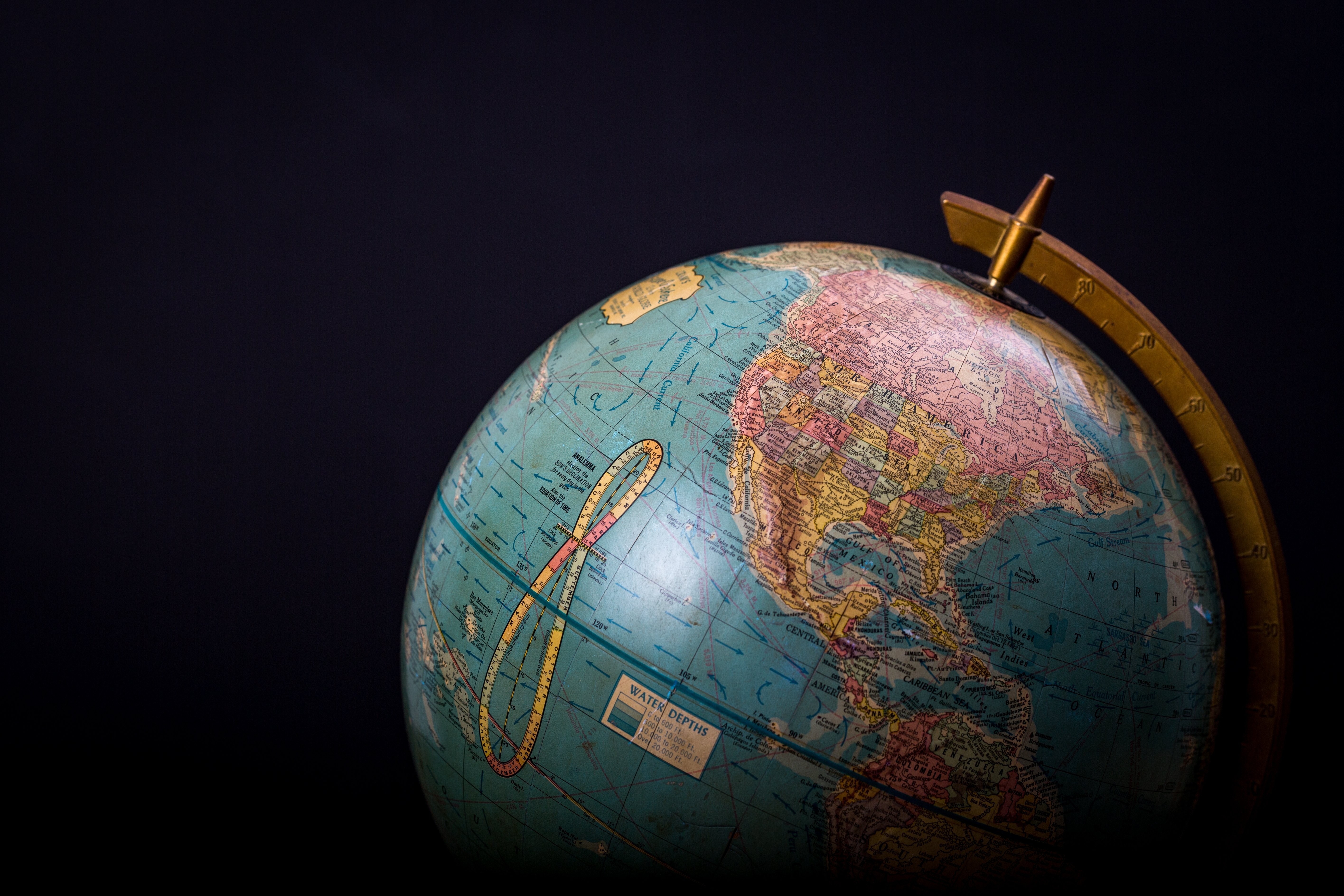 Photo d un globe sur fond noir