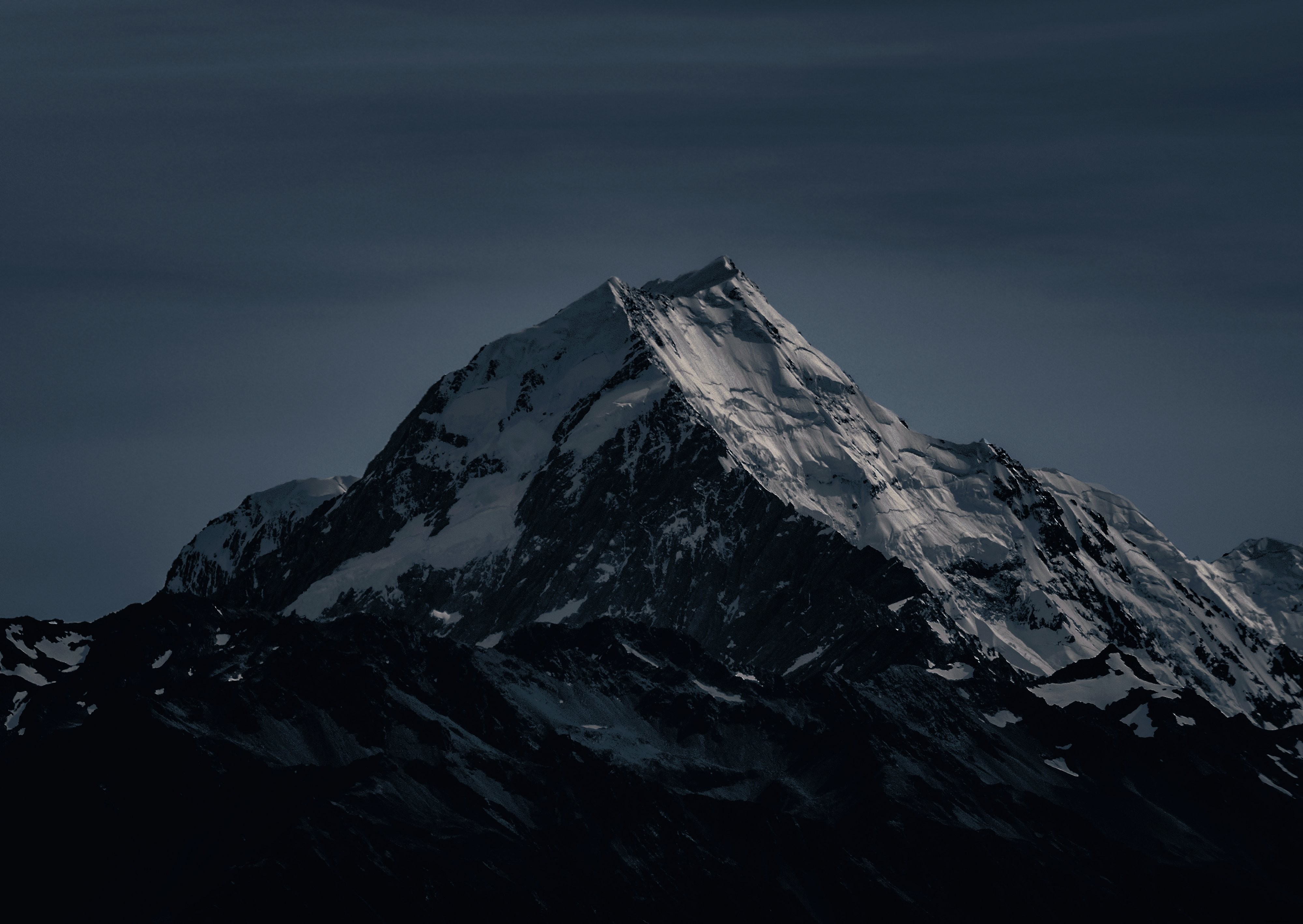 Sommet enneigé d’une montagne sous une nuit glaciale
