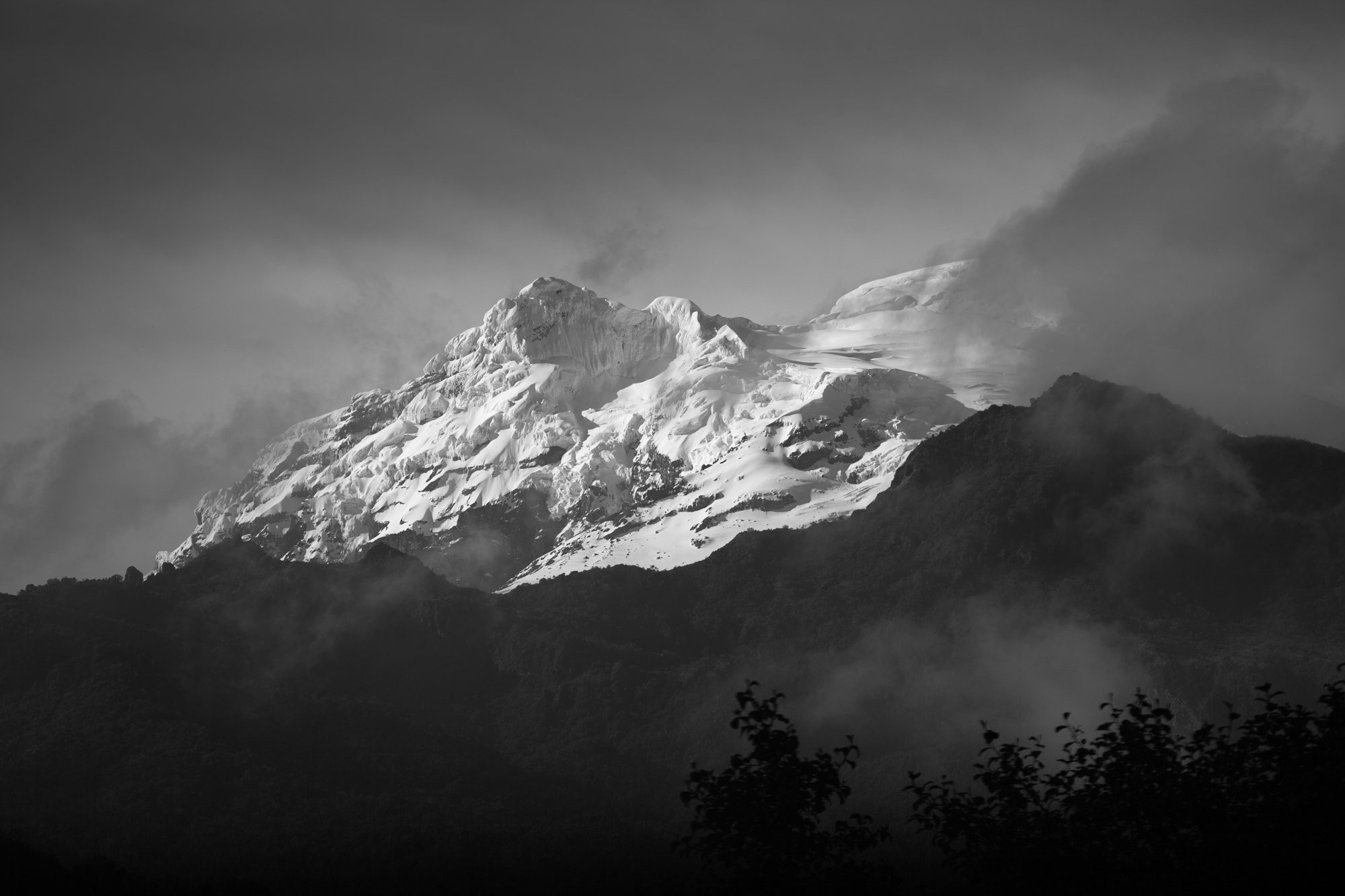 Vue du sommet d’une montagne enneigée
