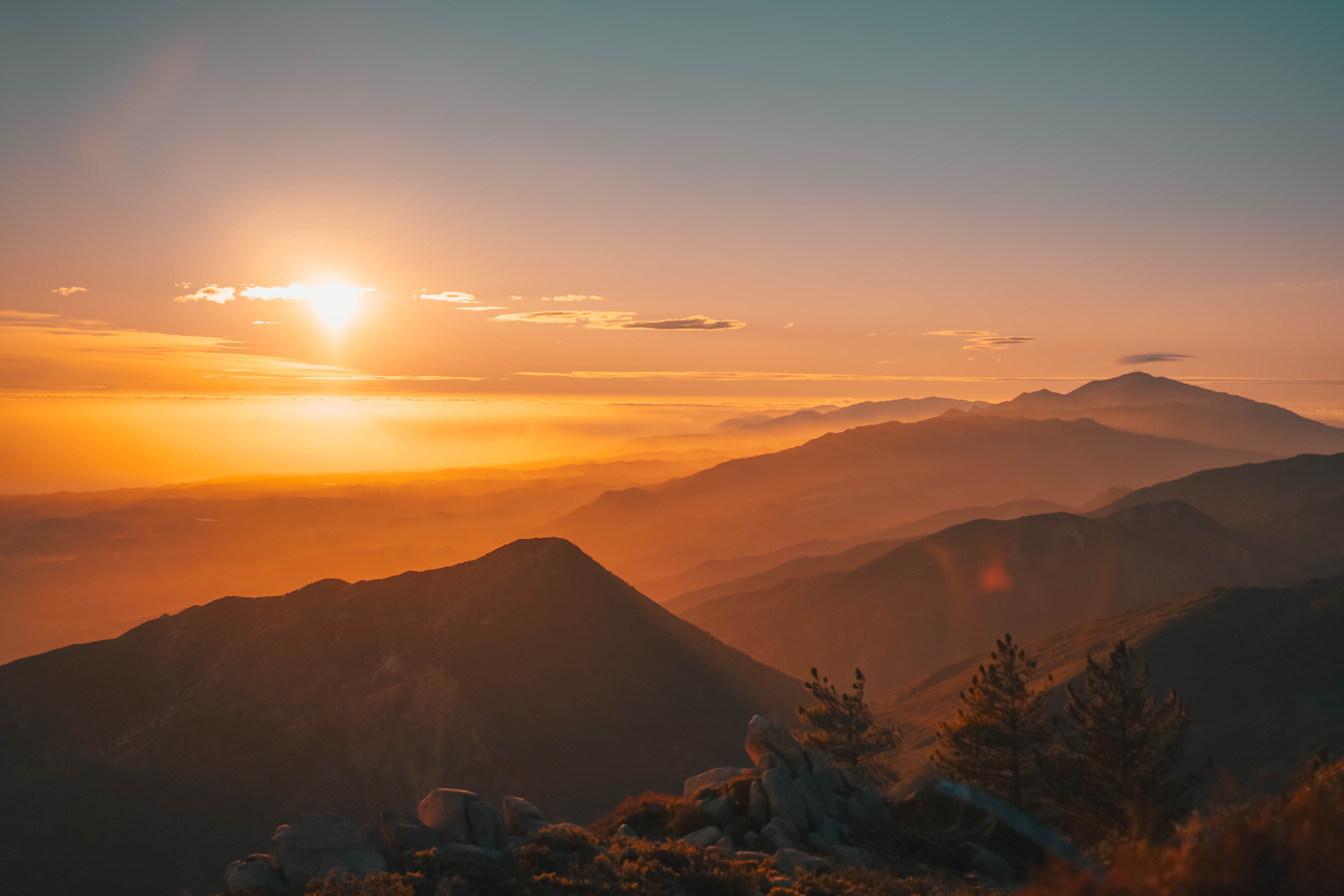 Photo d un coucher de soleil sur les montagnes brumeuses