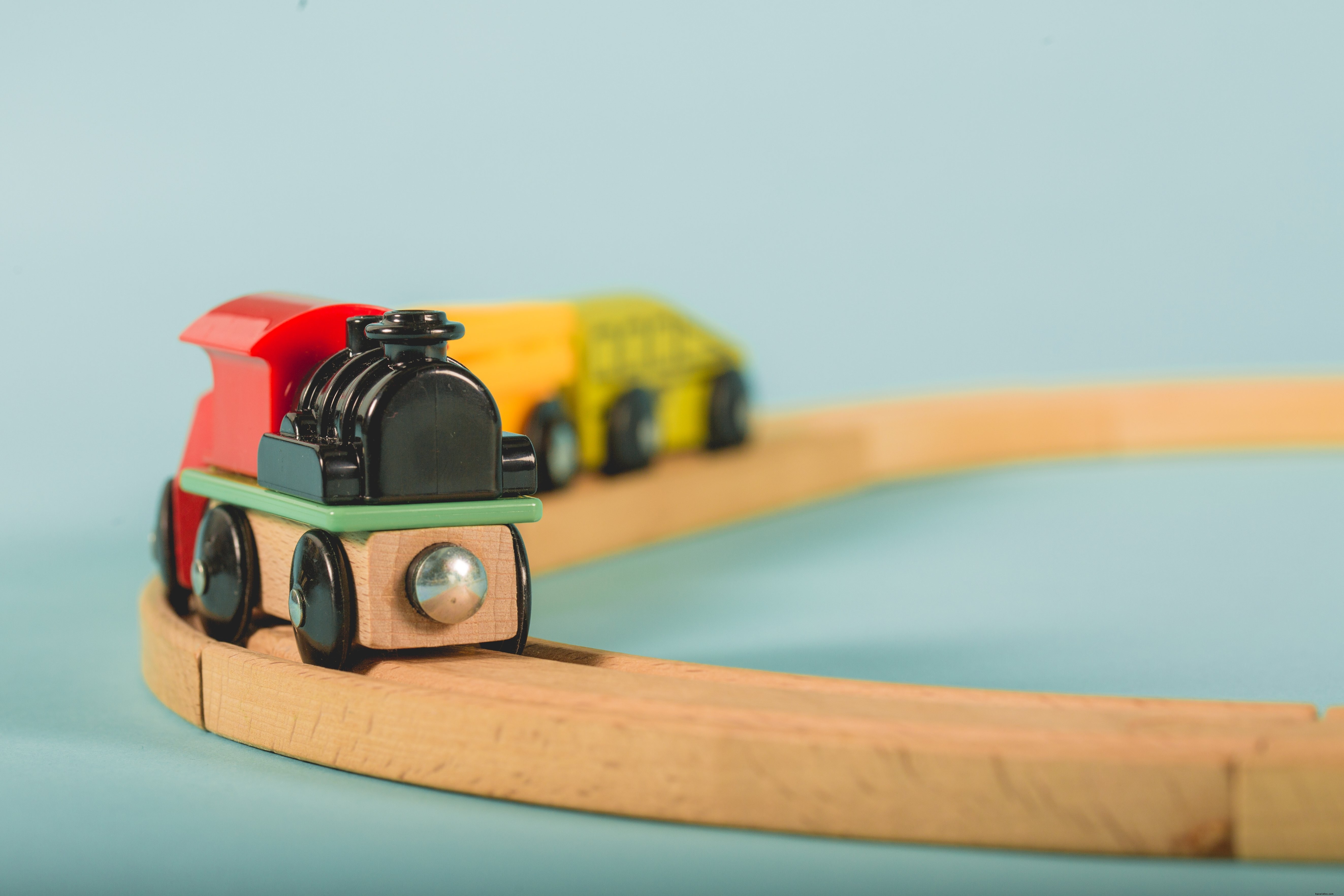 Photo d un train jouet sur une piste
