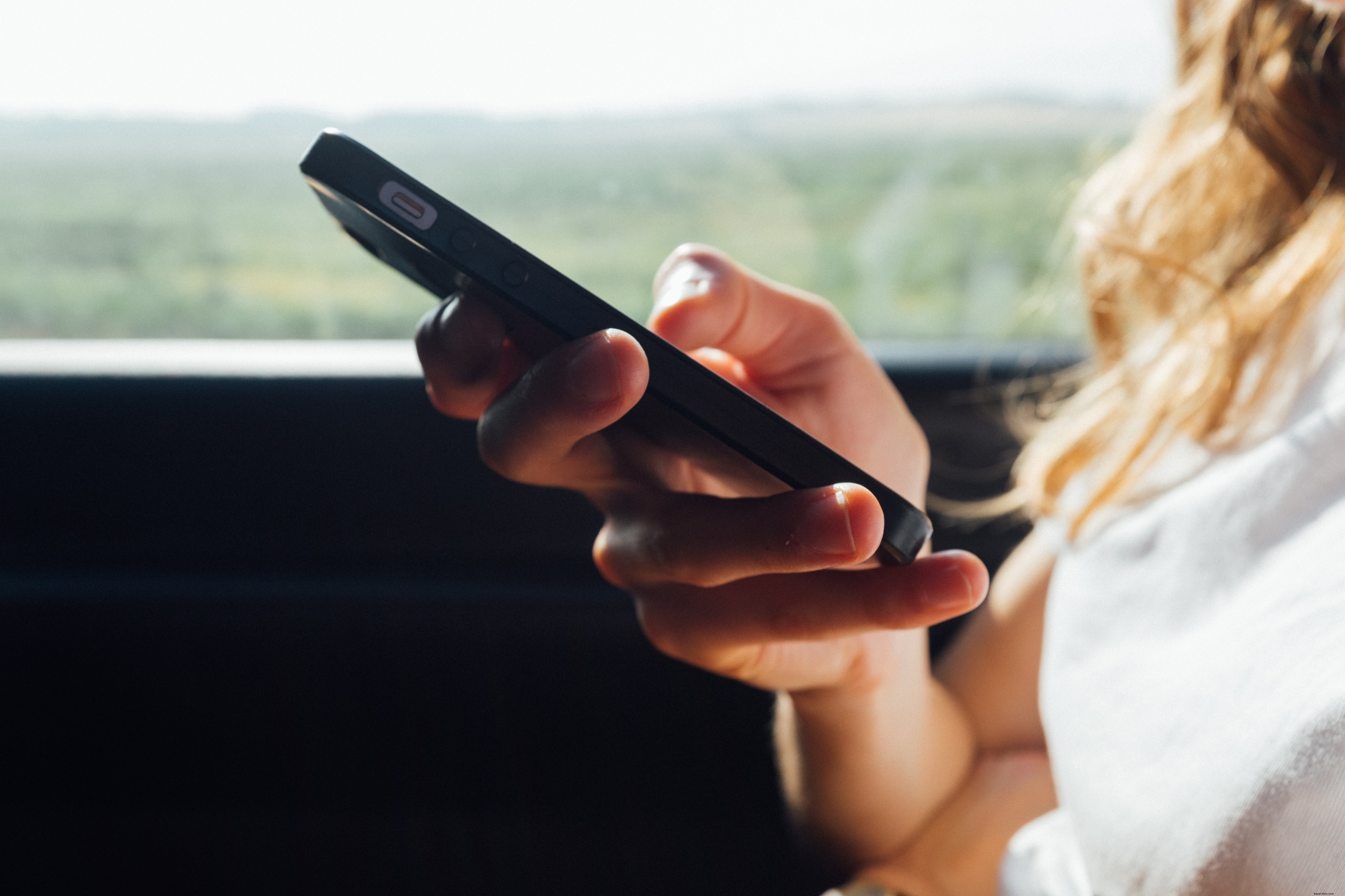 Une femme s amuse avec la photo de son téléphone