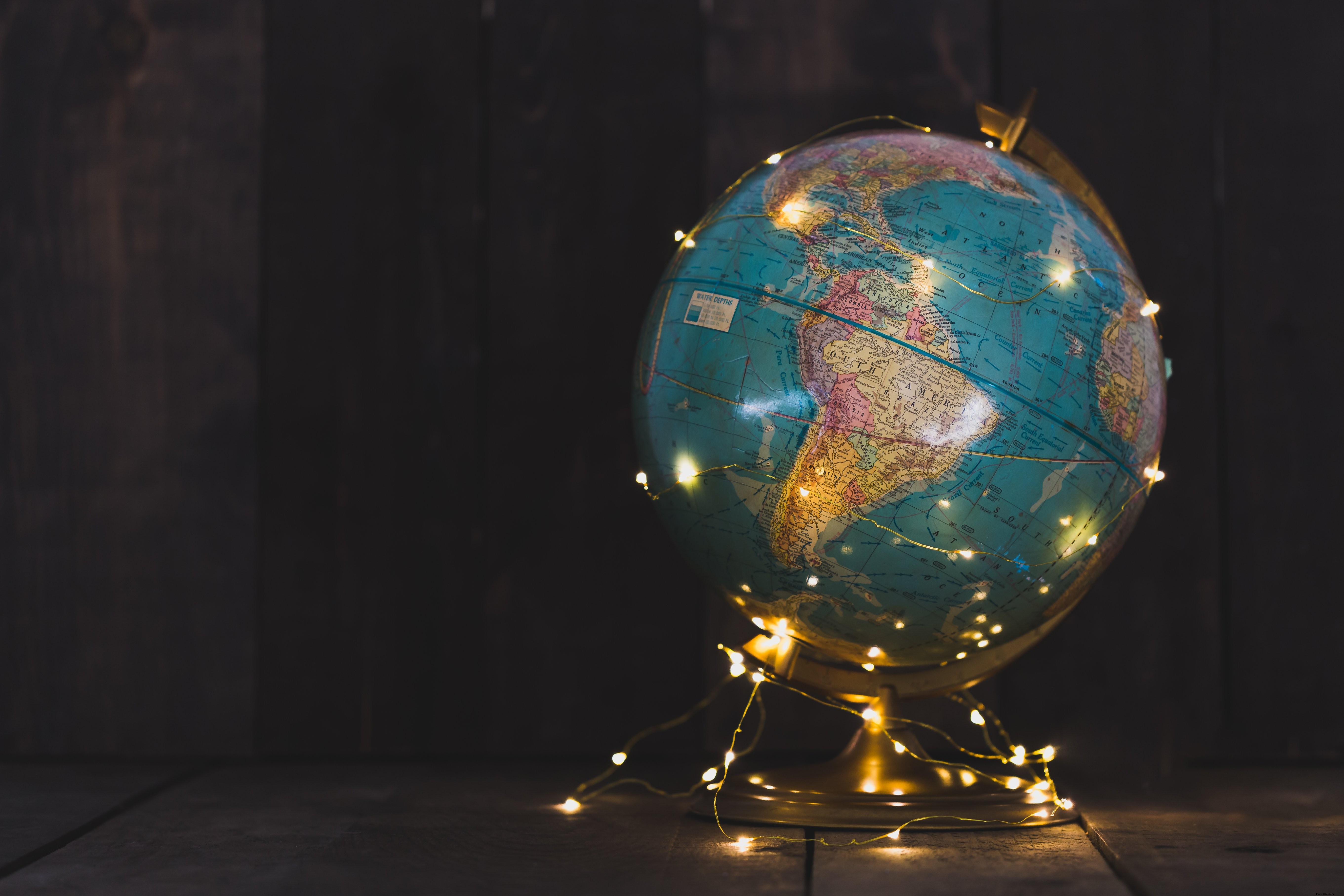 Photo d un globe enveloppé de lumières