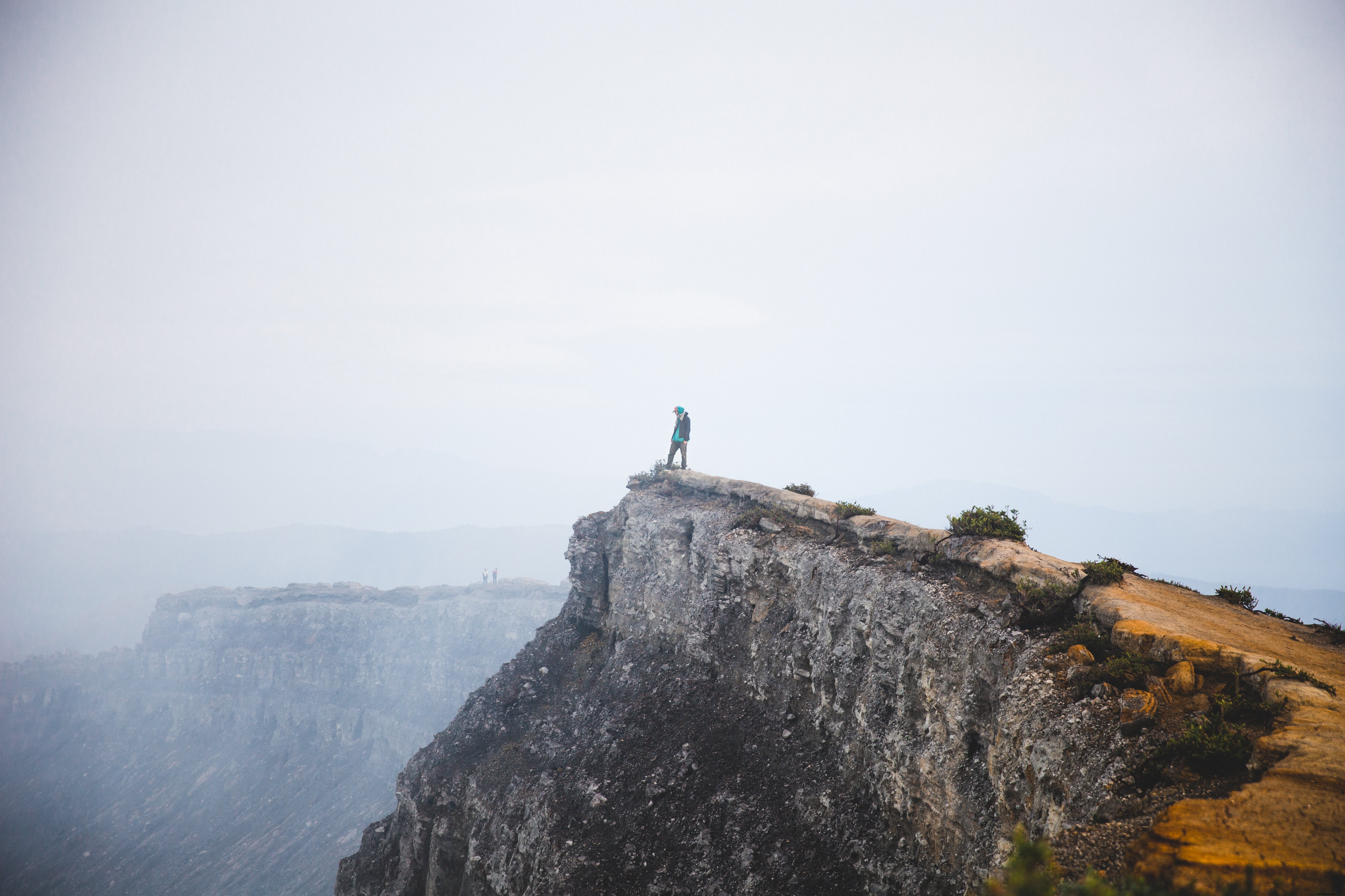 Photo d un aventurier sur la falaise