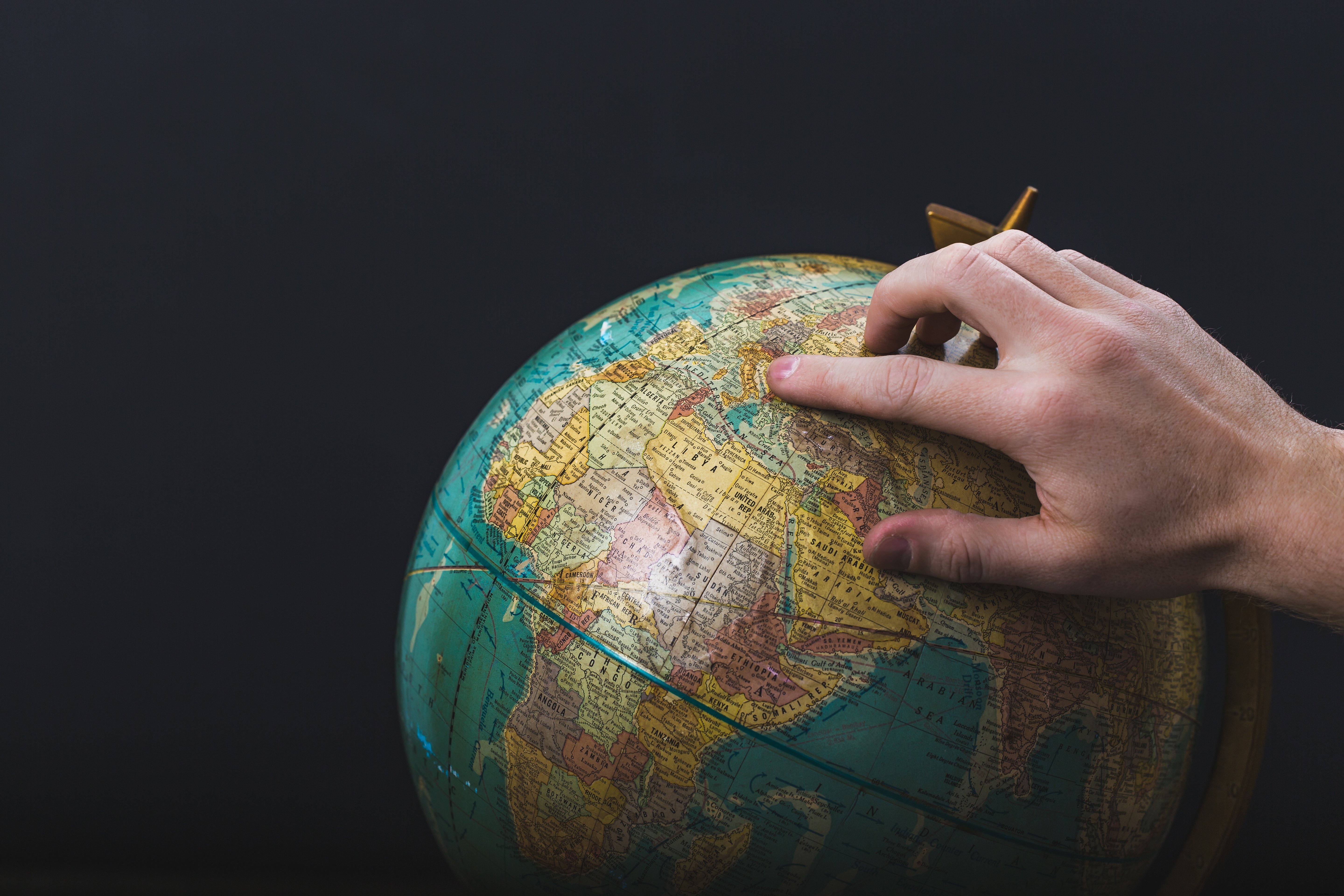 Empreintes de main sur la photo du globe