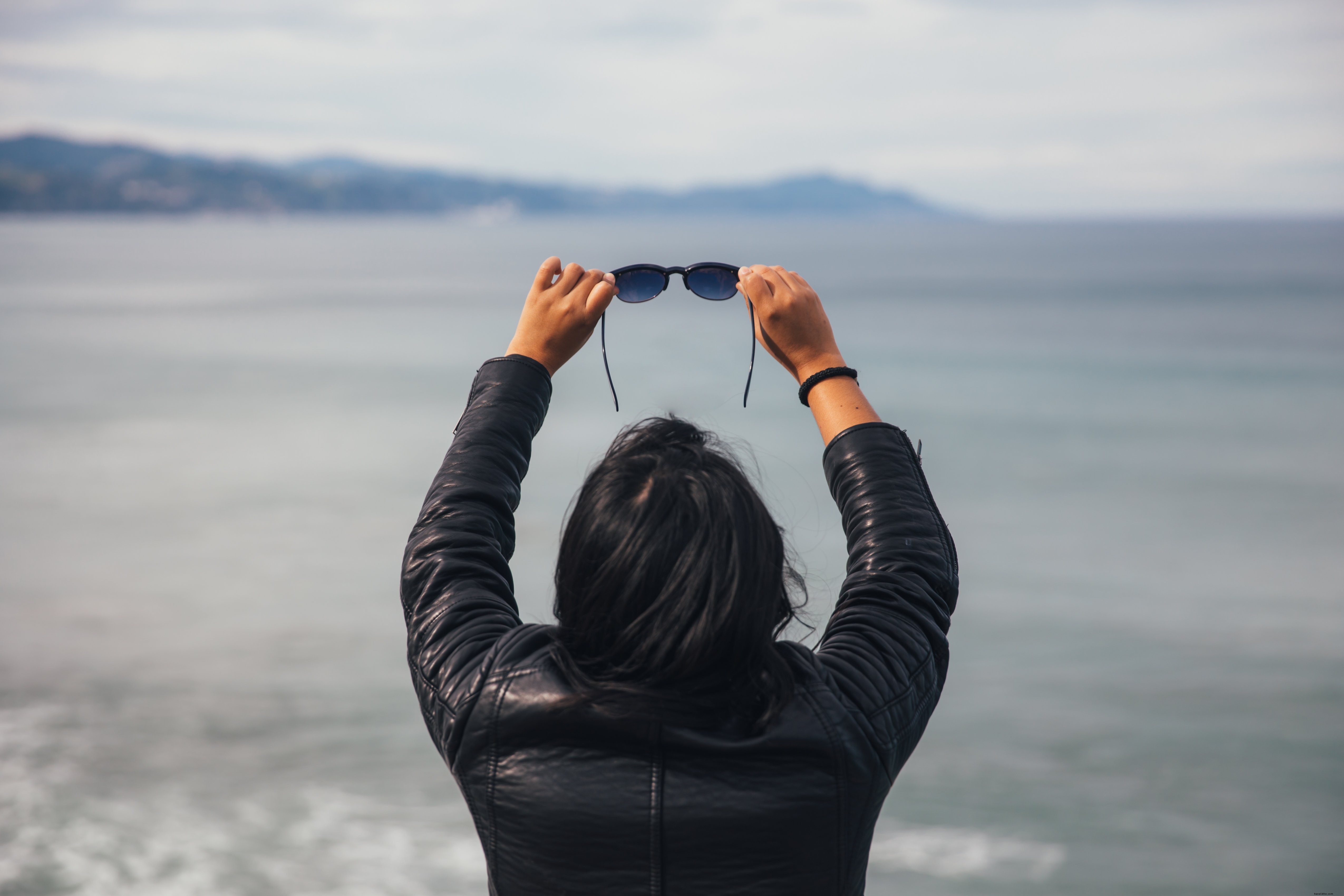 Femme en tenue, portant des lunettes de soleil – Photo