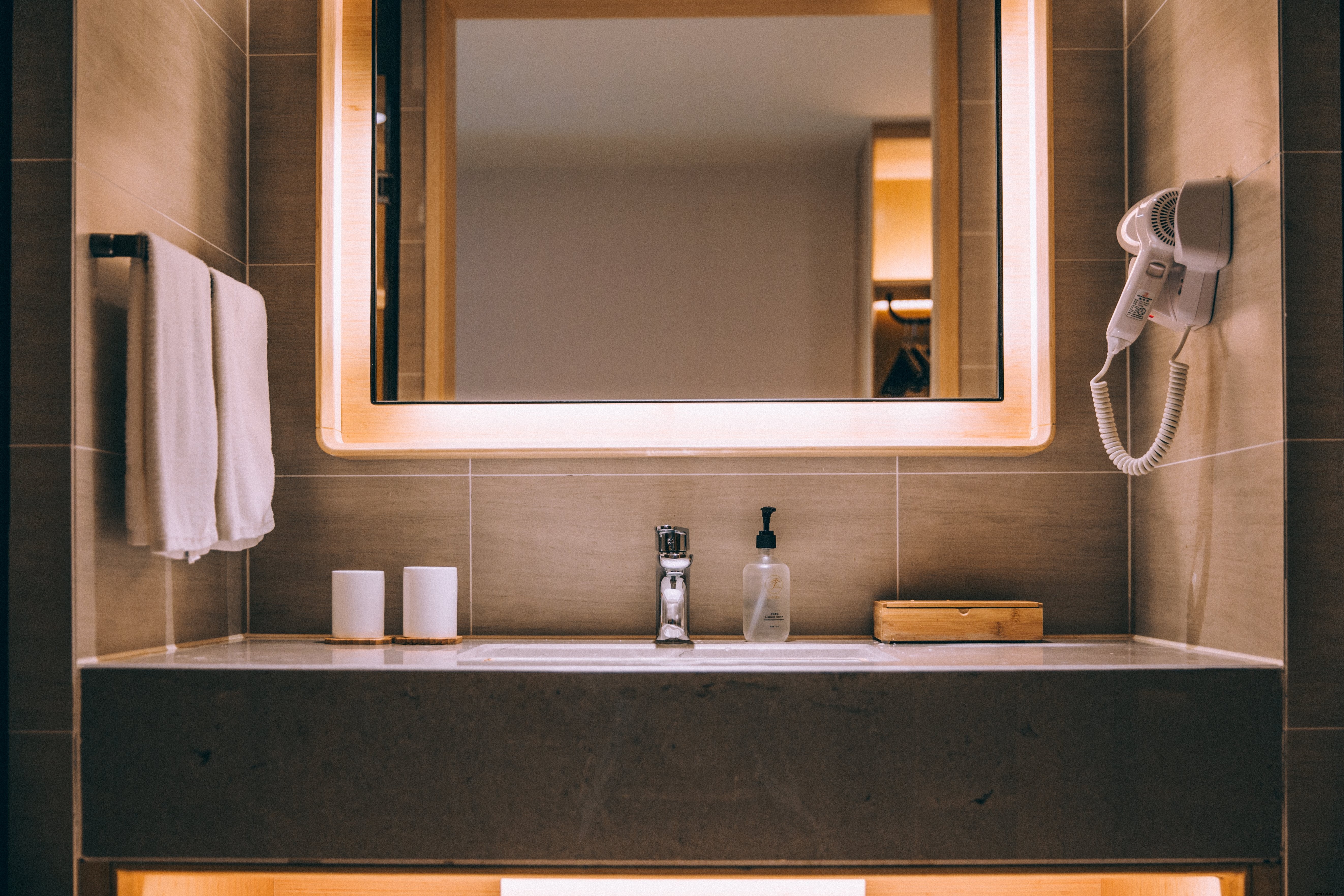 Photo de la salle de bain d un hôtel moderne