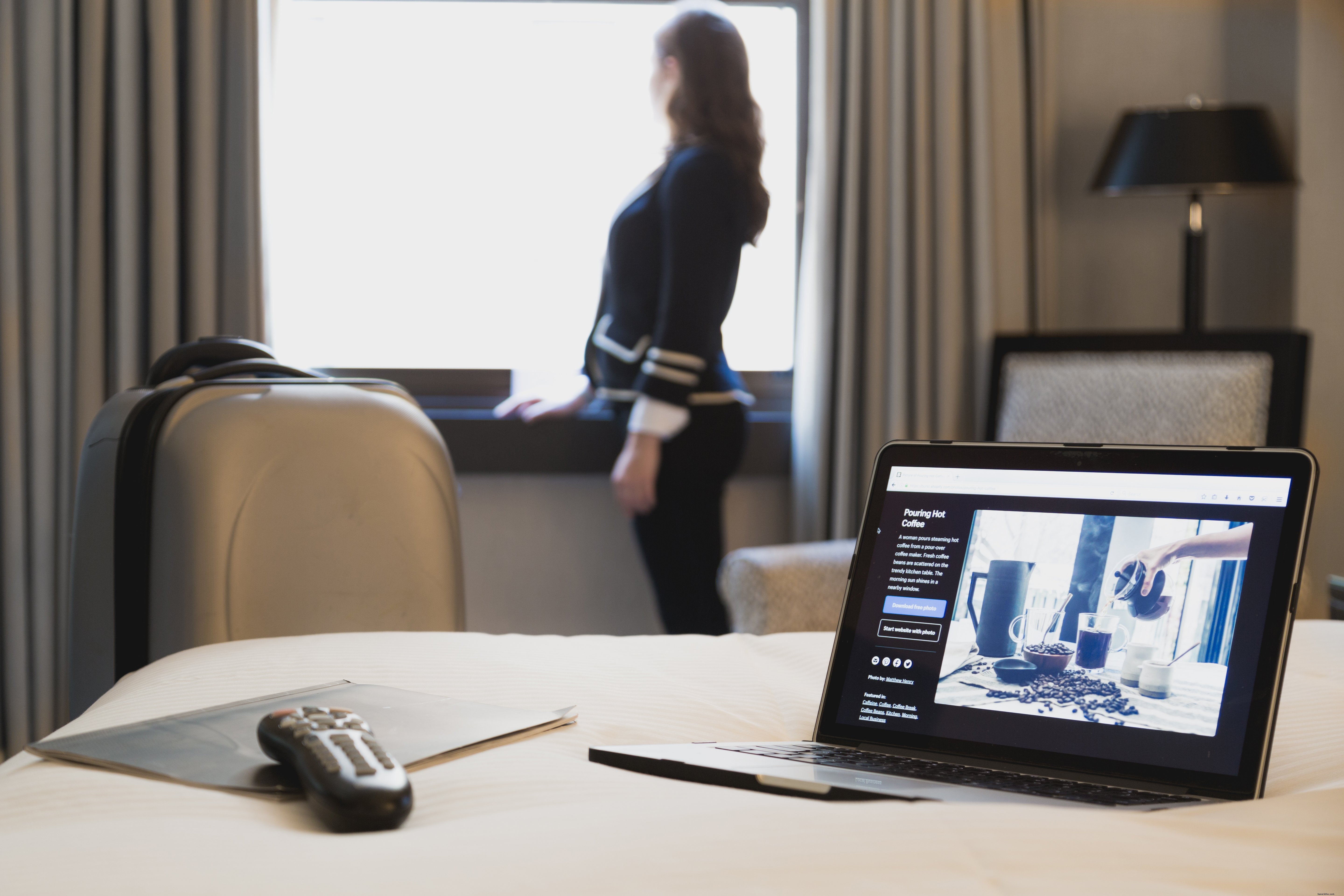 Photo : femme d affaires dans une chambre d hôtel