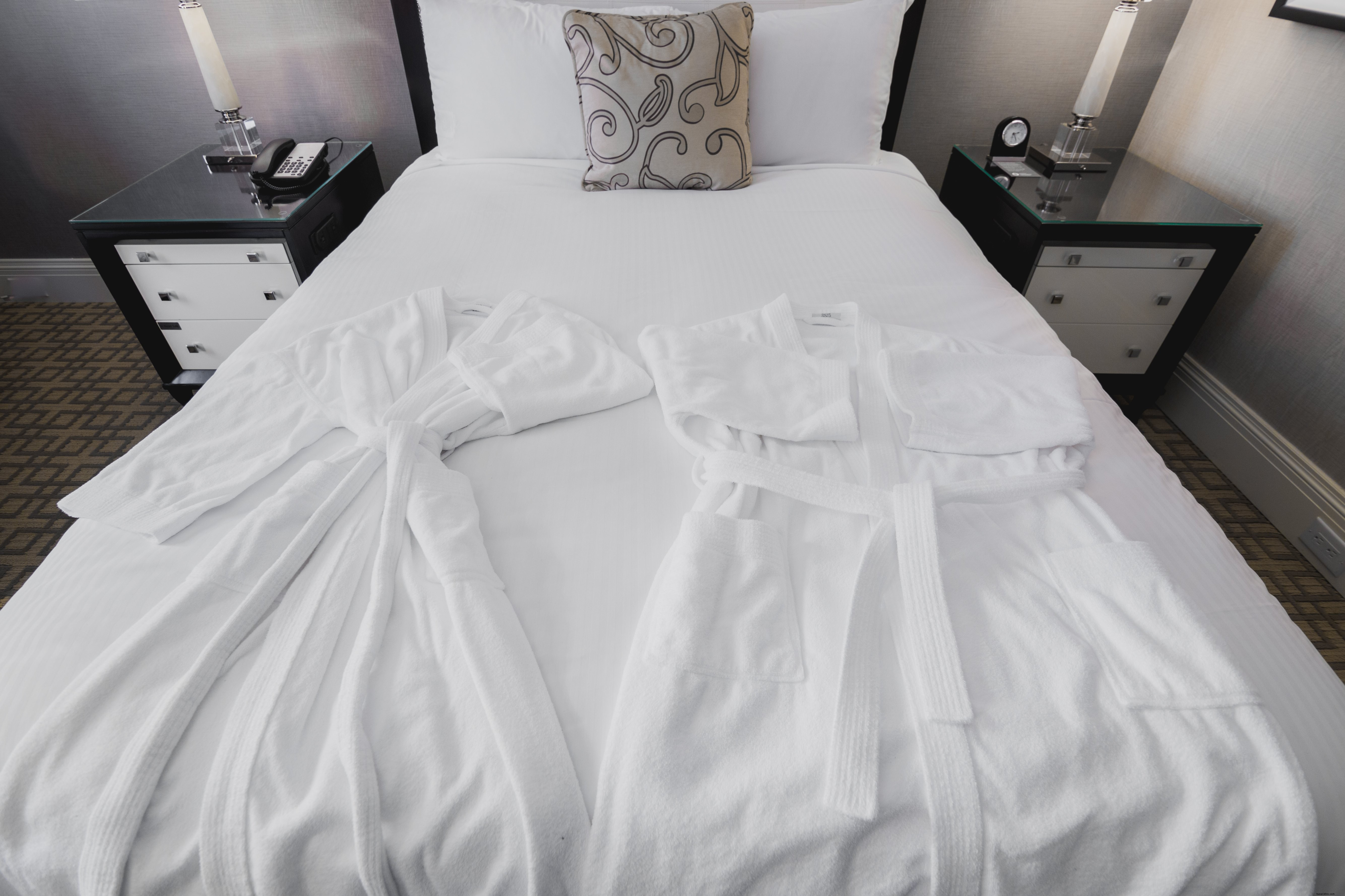 Photos de couples en peignoir à l hôtel pendant les vacances