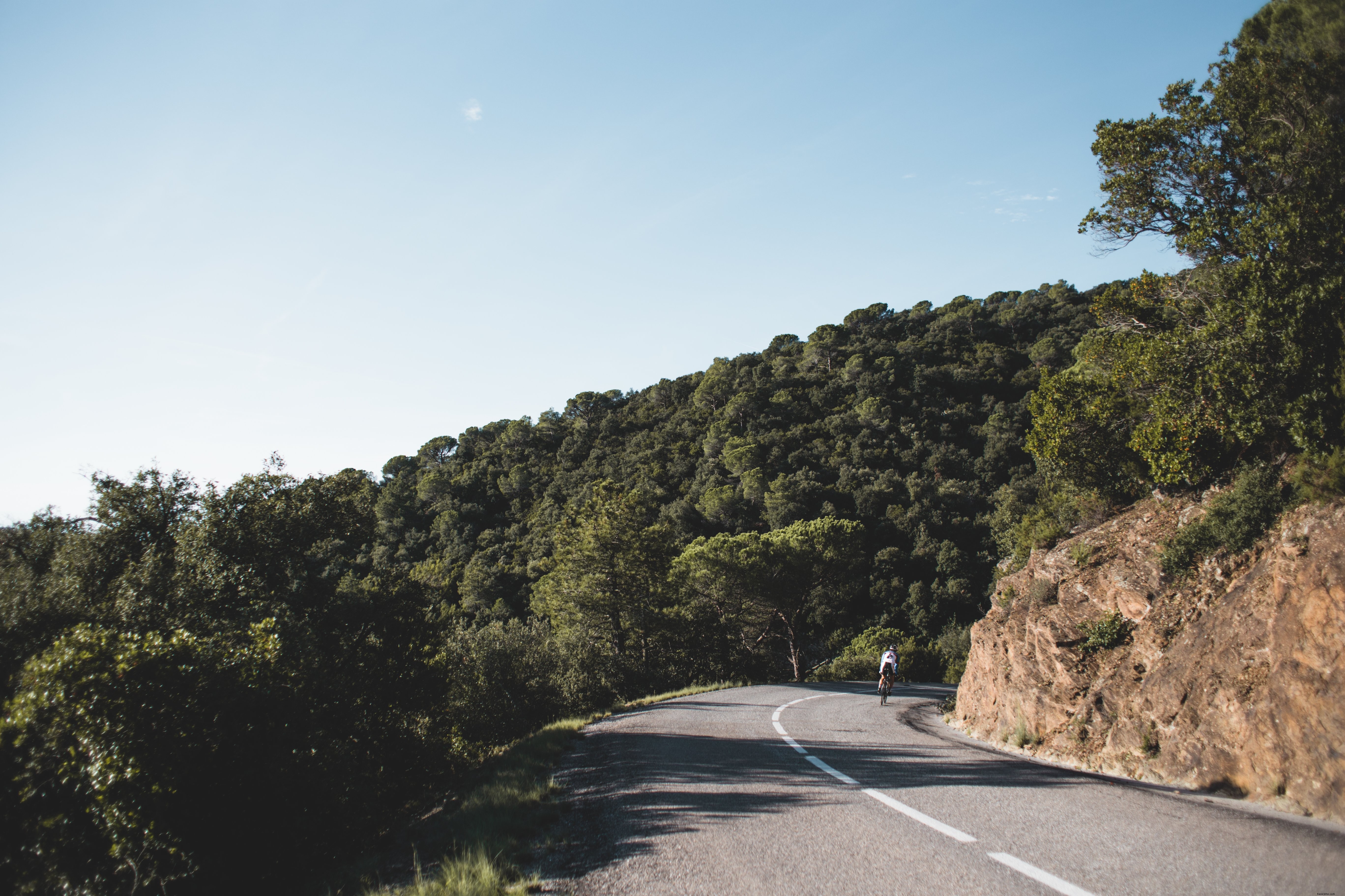 Photo d’un cycliste sur une route de campagne