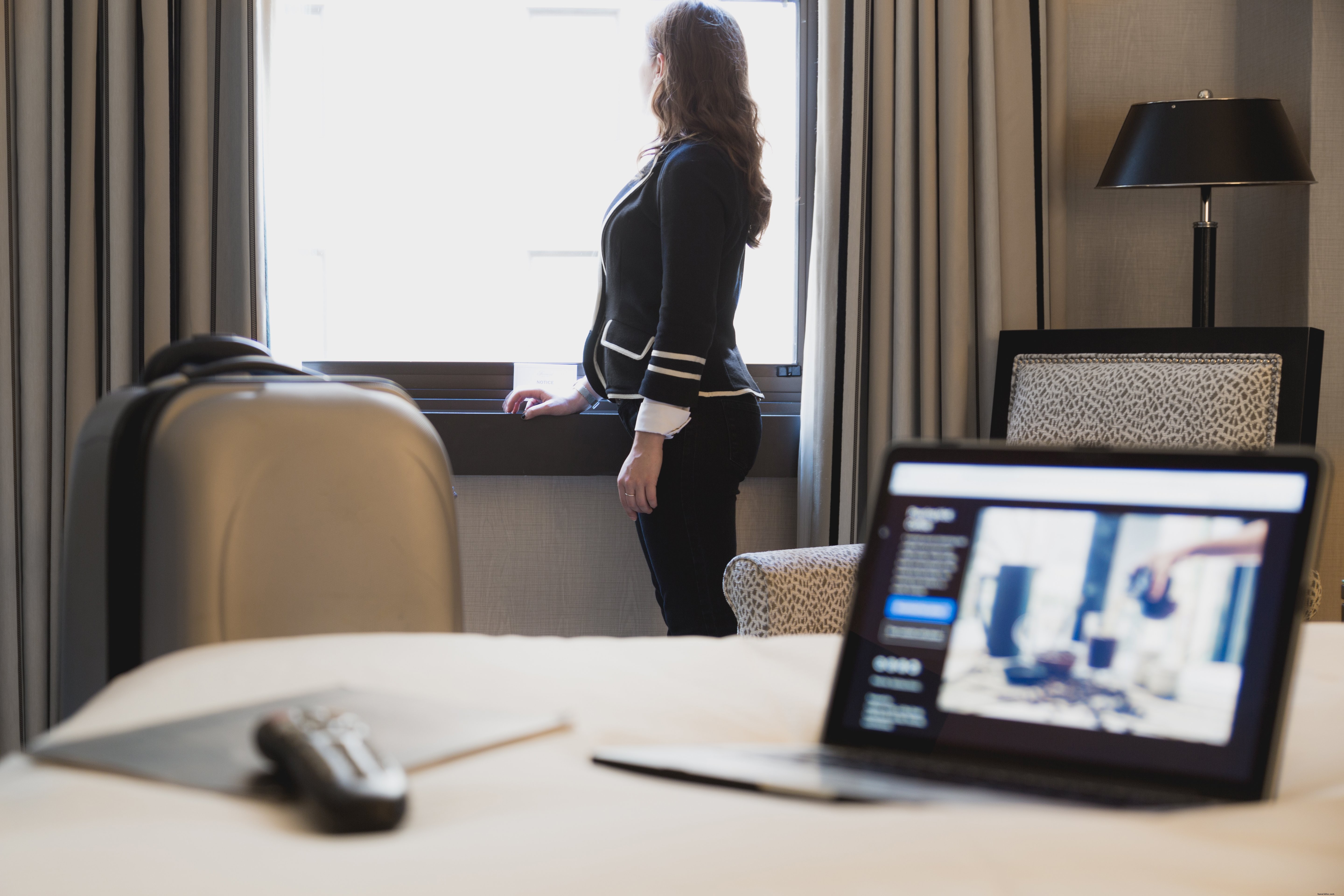Photo d’une femme d’affaires dans sa chambre d’hôtel après l’enregistrement