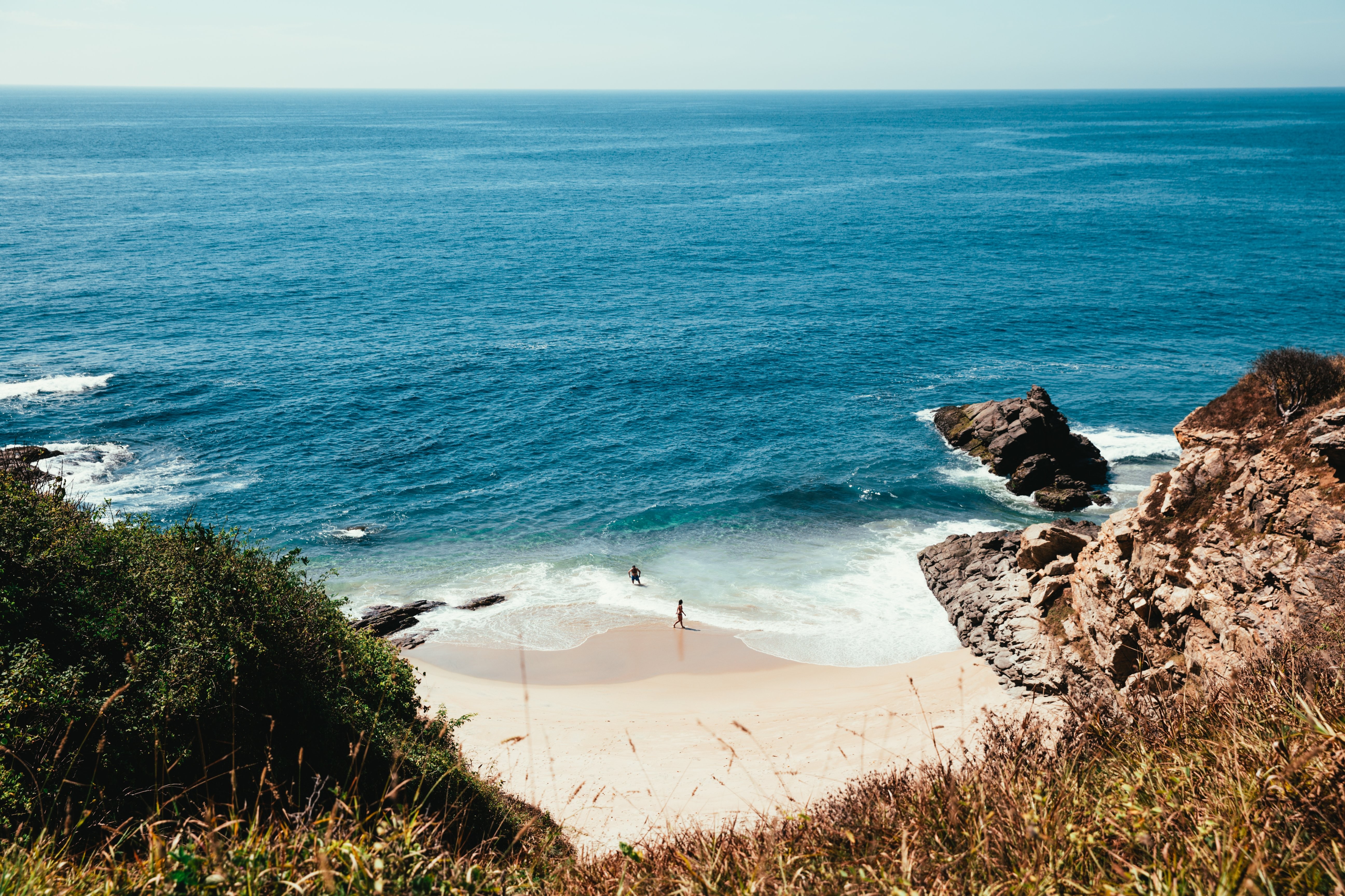 Escapade romantique à la plage : une photo envoûtante