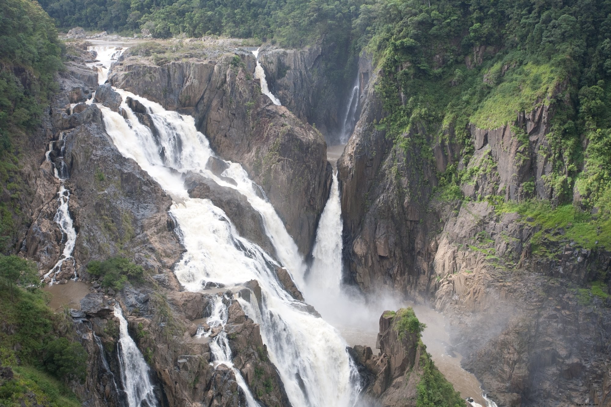 Photo de cascade à travers une paroi rocheuse