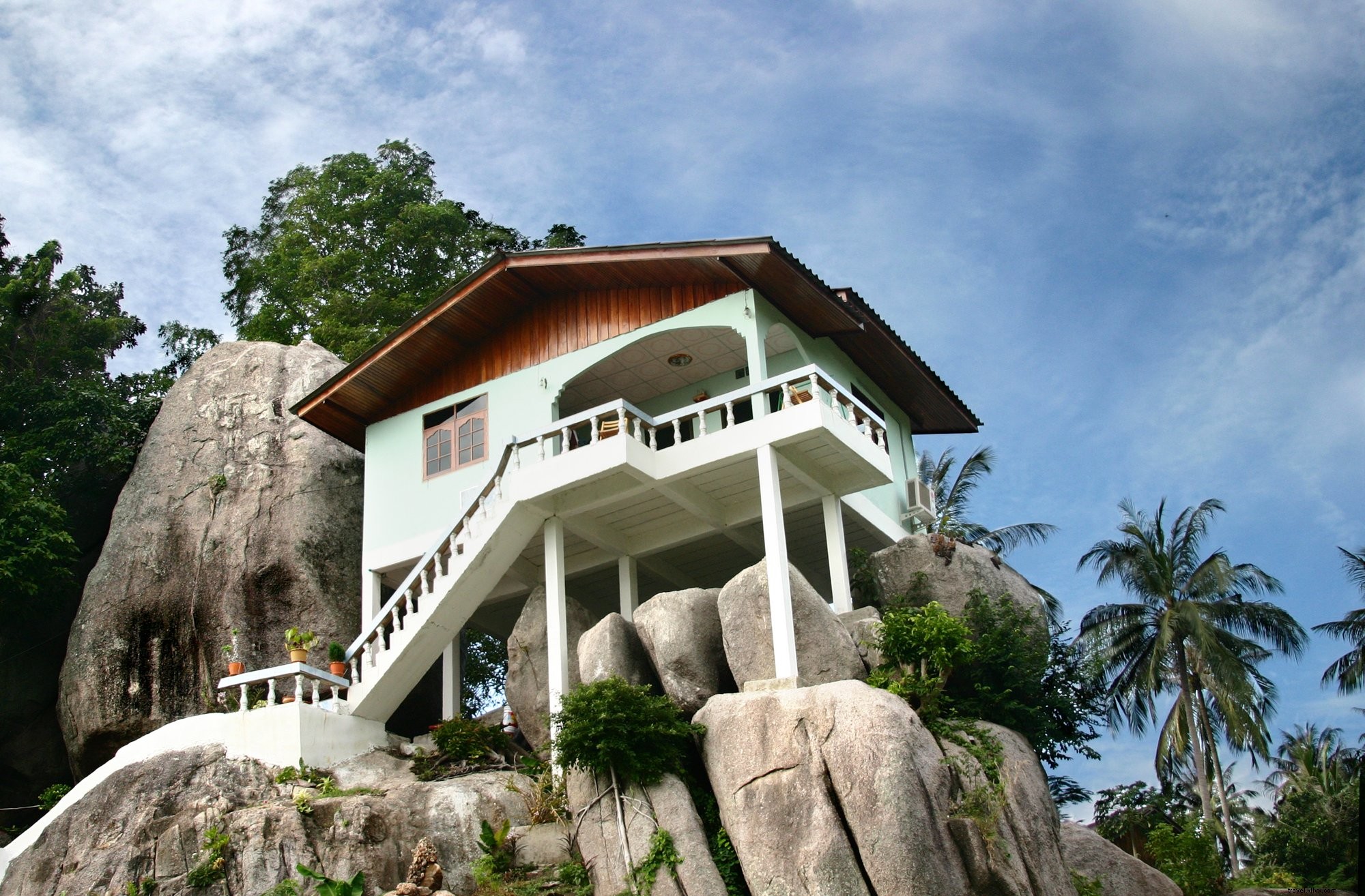 Photo d’une maison perchée sur une roche tropicale