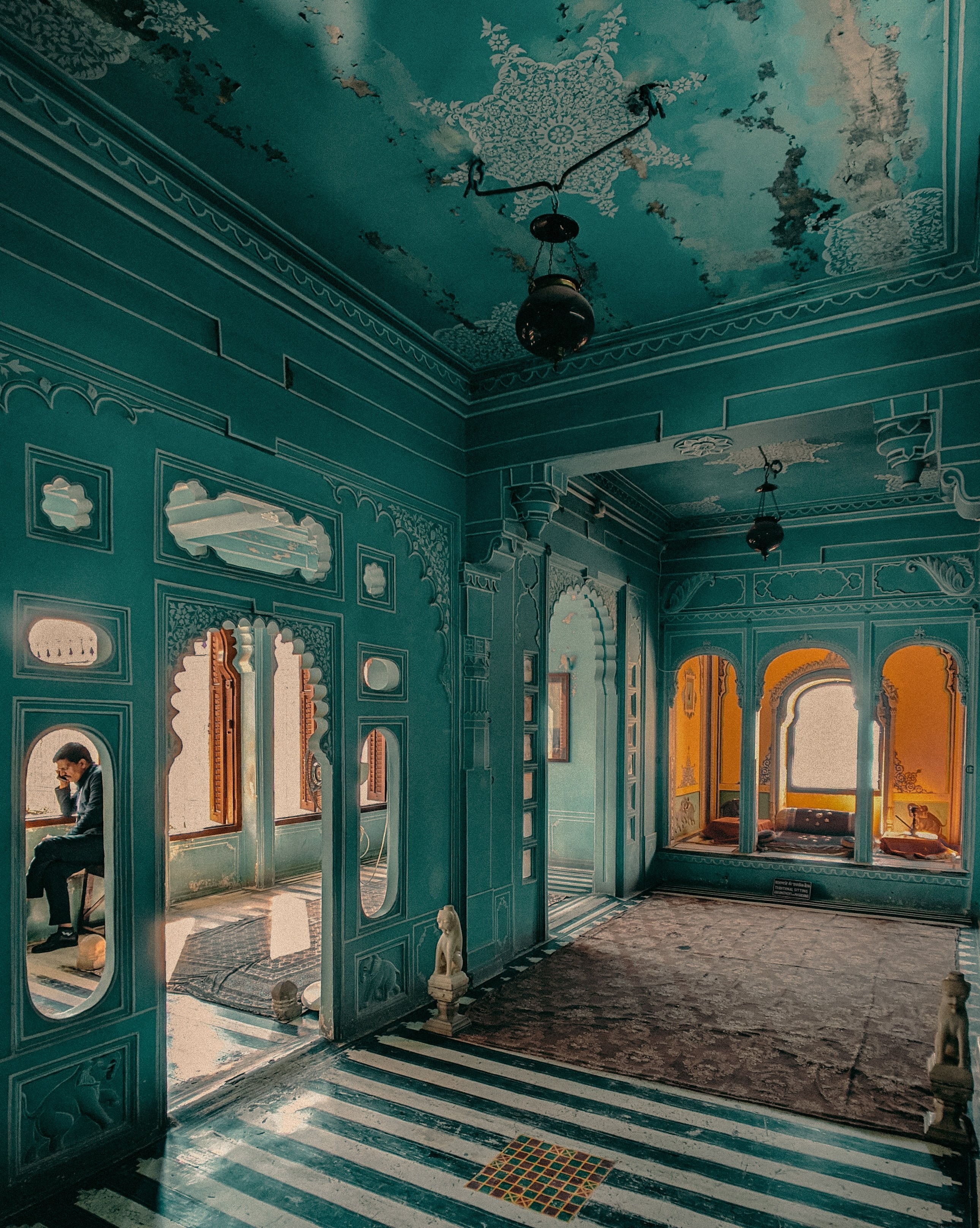 Intérieur d un bâtiment avec des murs couleur sarcelle claire