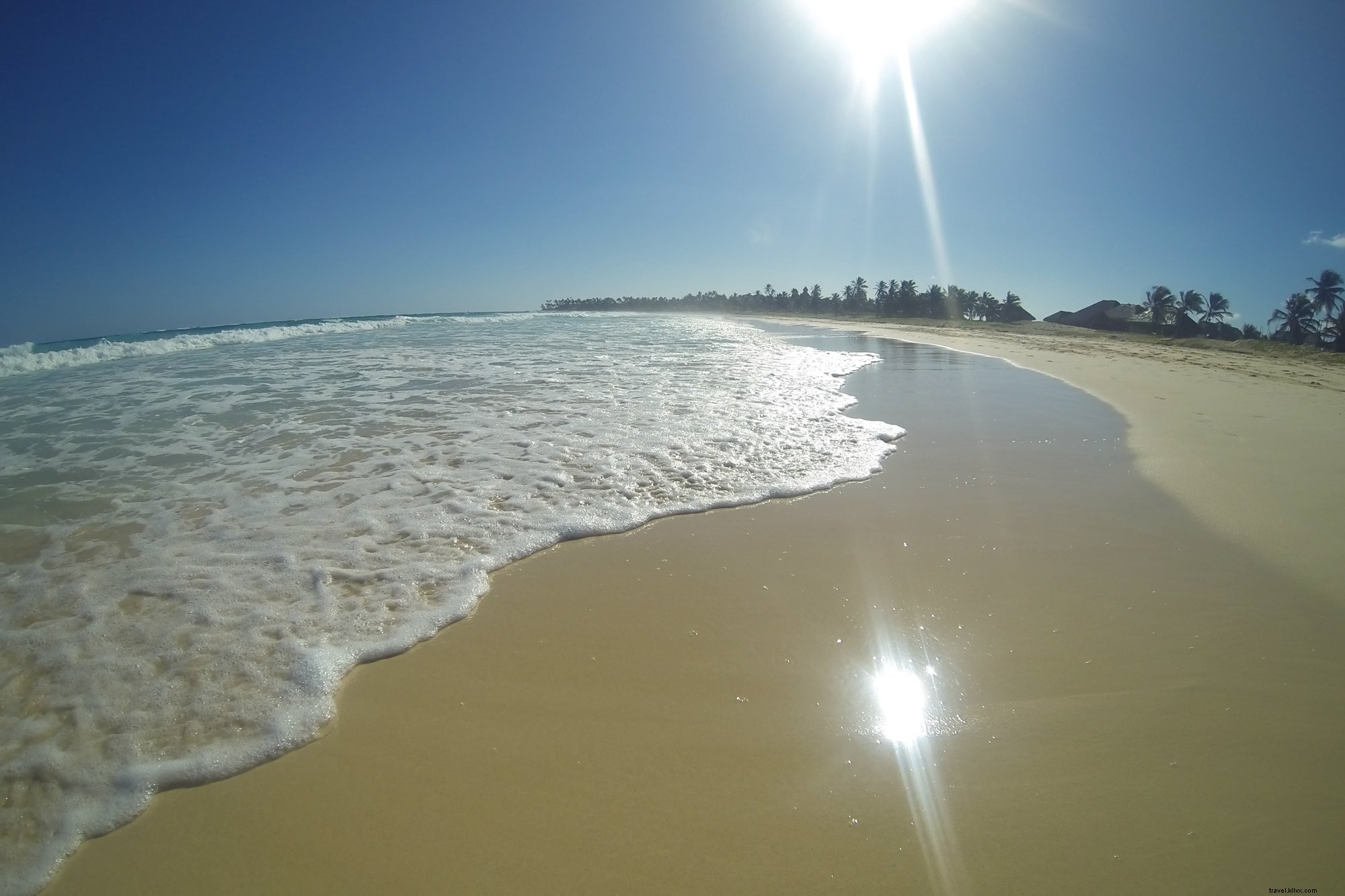 Photo d une plage éclairée à marée haute