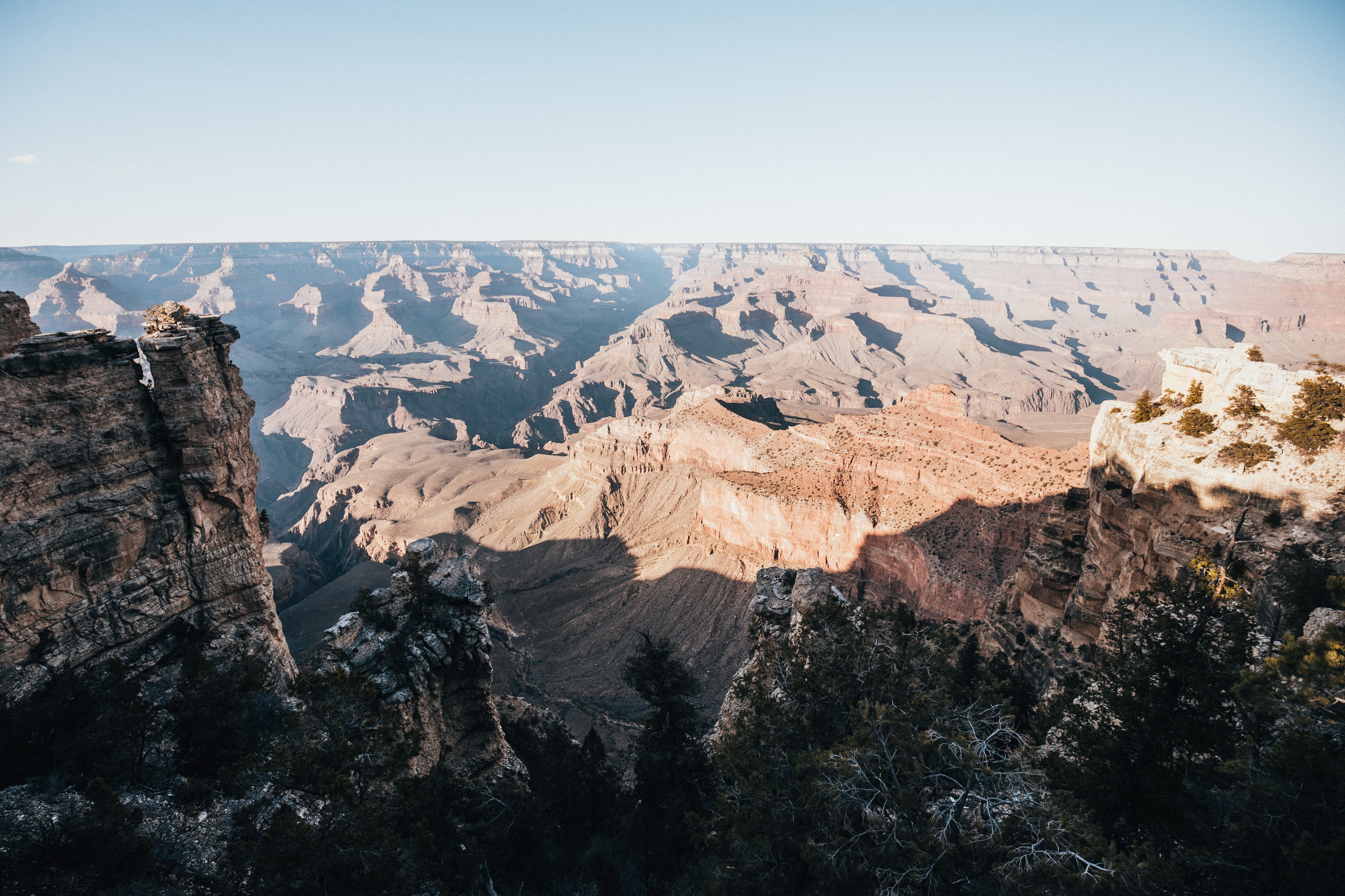 Soleil et ombres dans le canyon tentaculaire