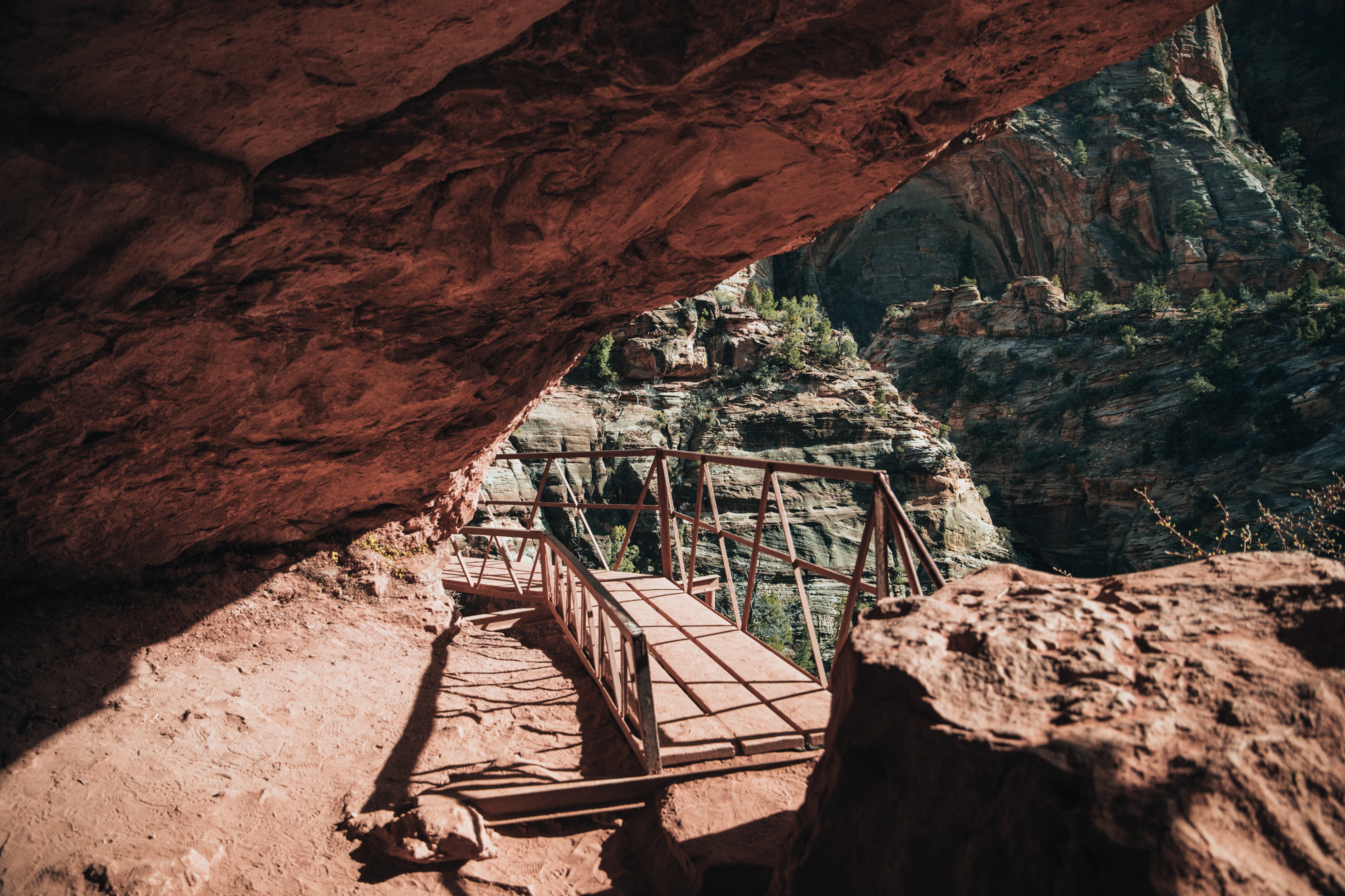 Pont piétonnier traversant les grottes du canyon – Photo