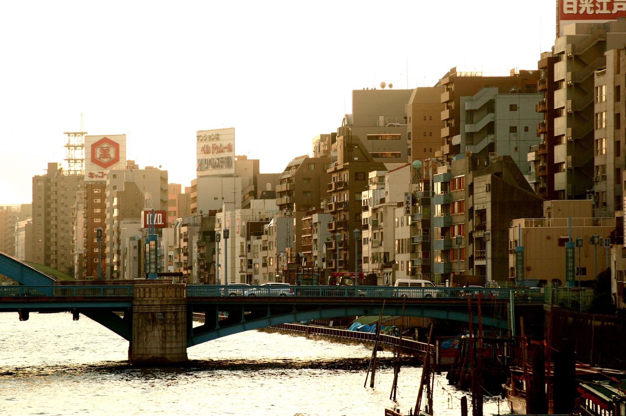 Photo d’un pont urbain traversant une ville japonaise