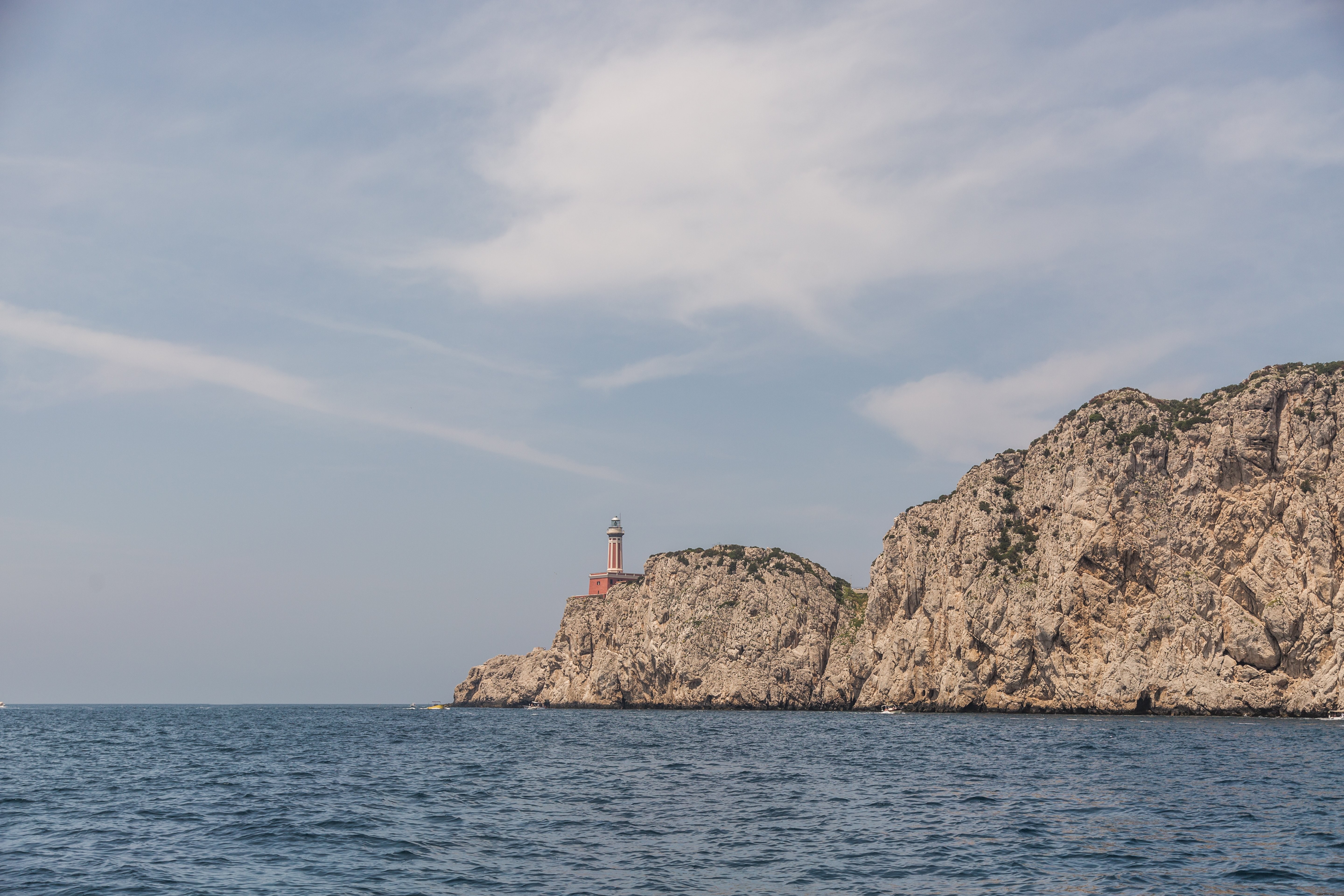 Phare sur une falaise rocheuse en Italie – Photo