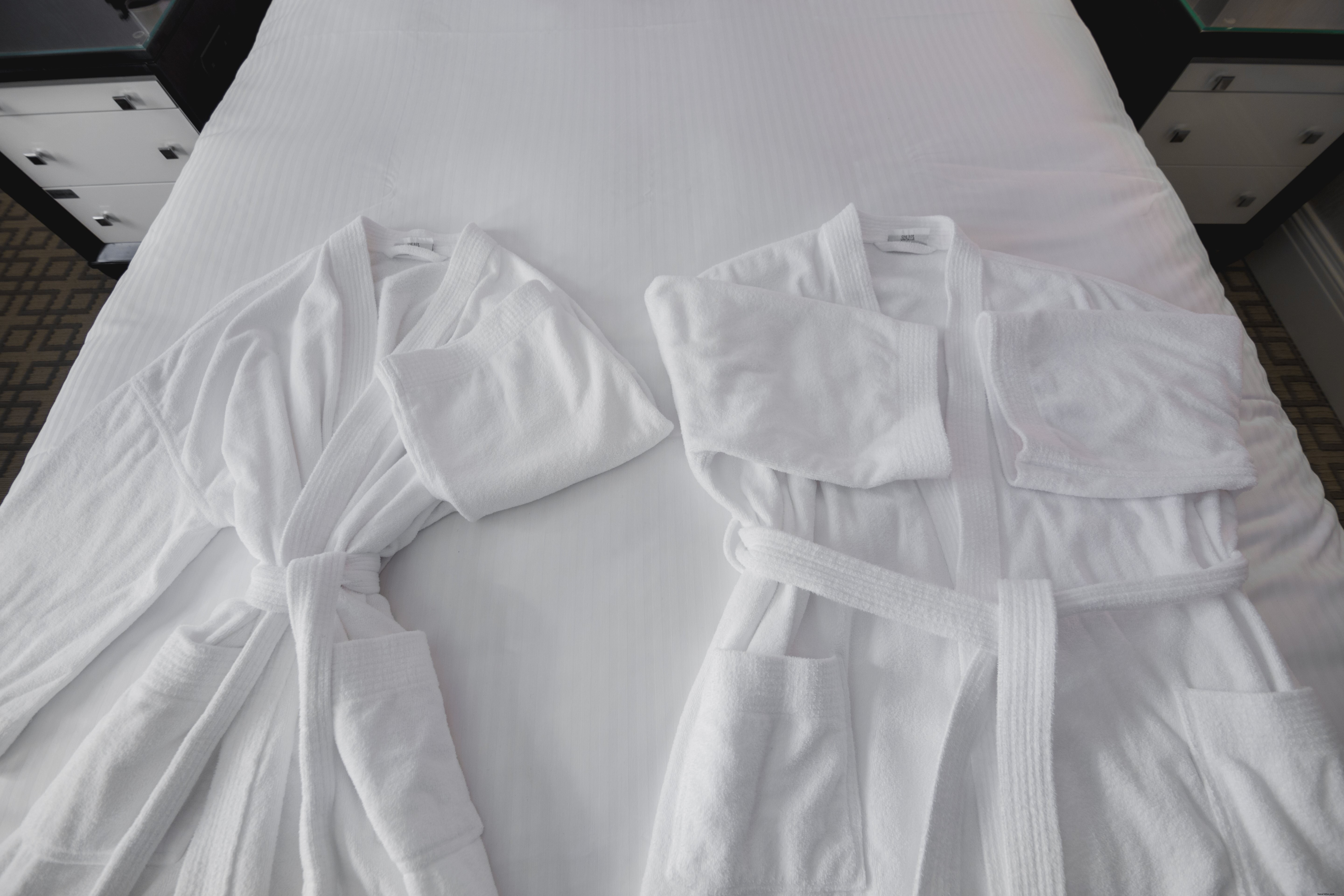 Couple en peignoir à l hôtel de vacances – Photo