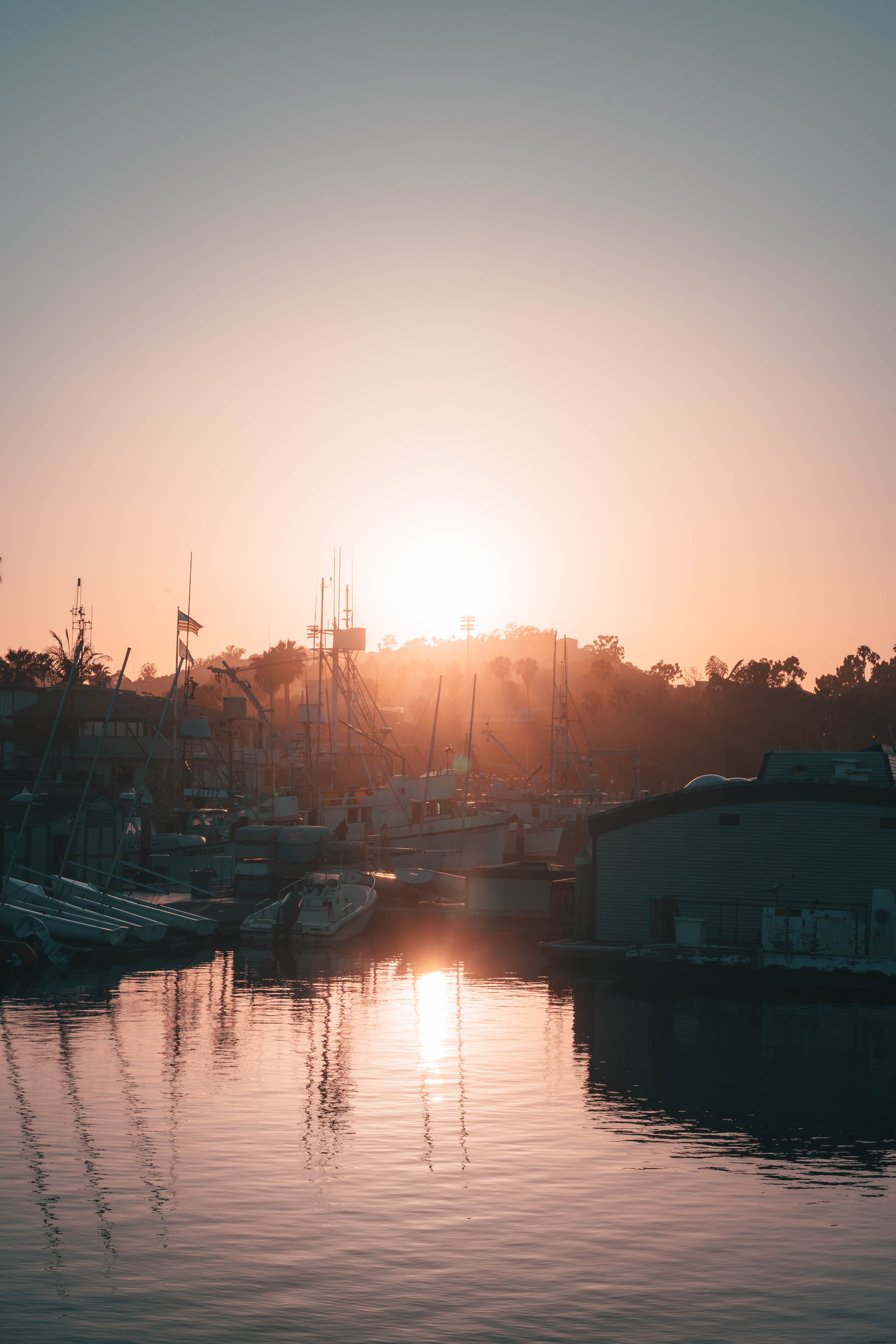 Photo du lever du soleil sur la marina