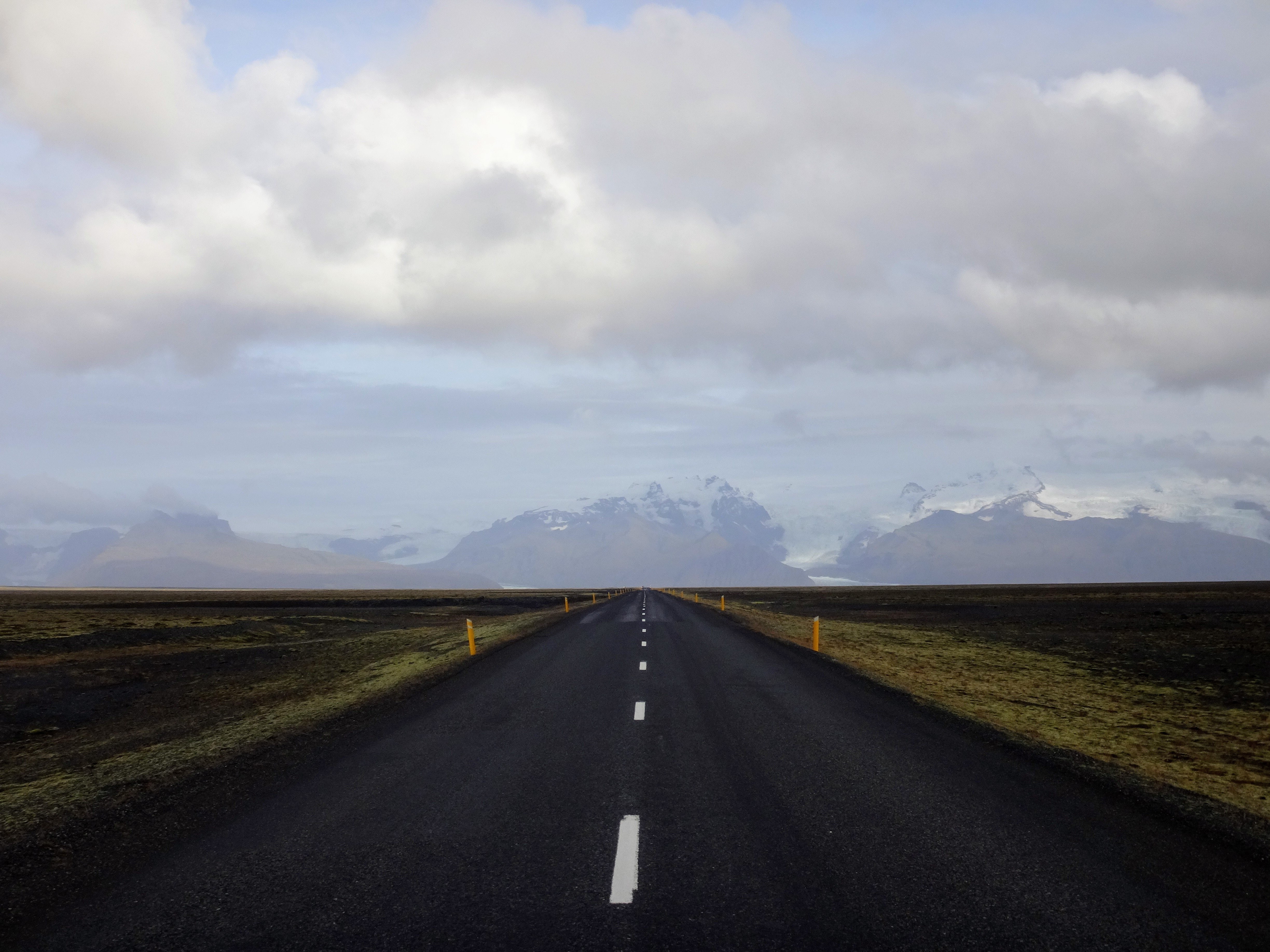 Autoroute traversant un paysage plat