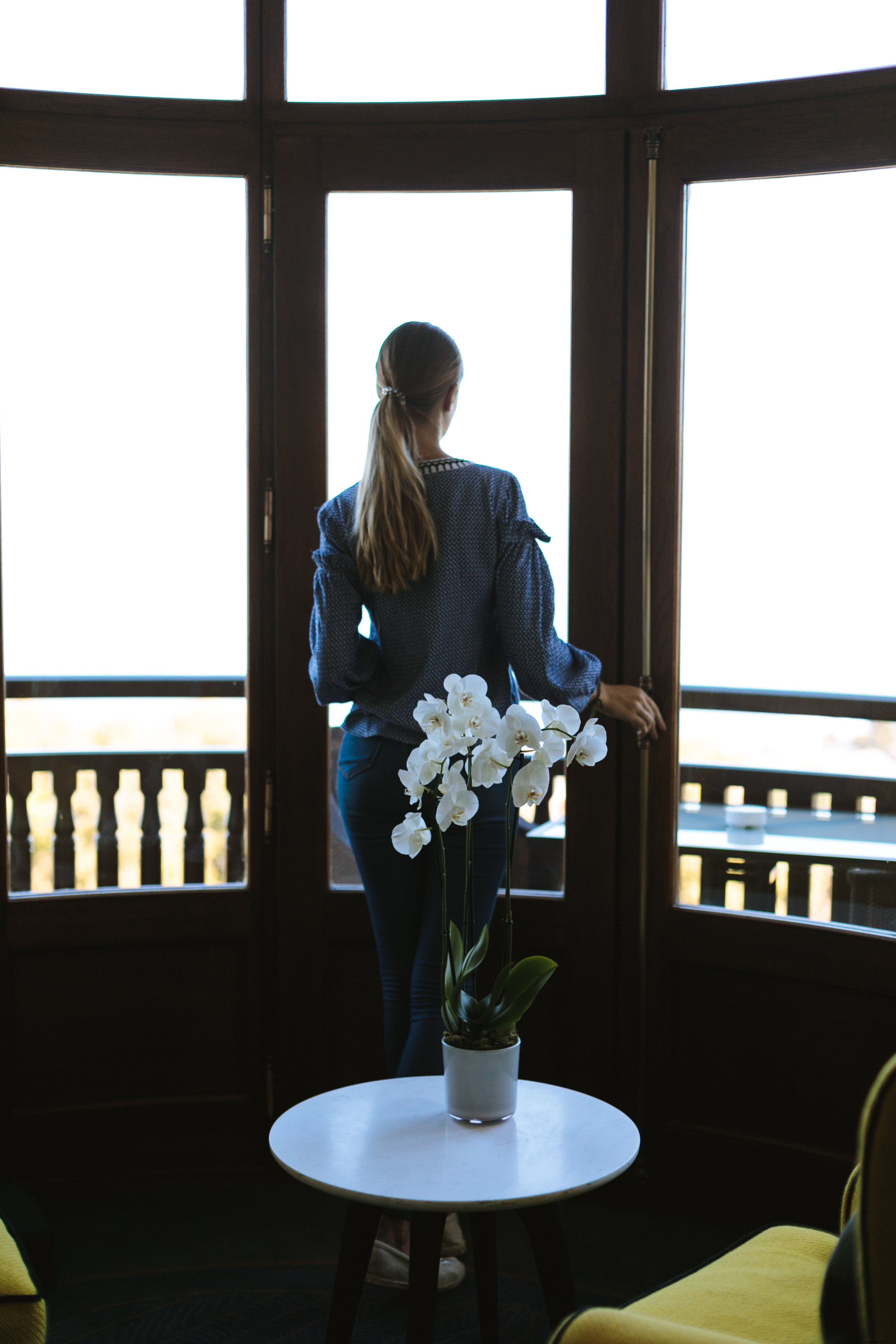 Décor d orchidées et femme admirant la vue