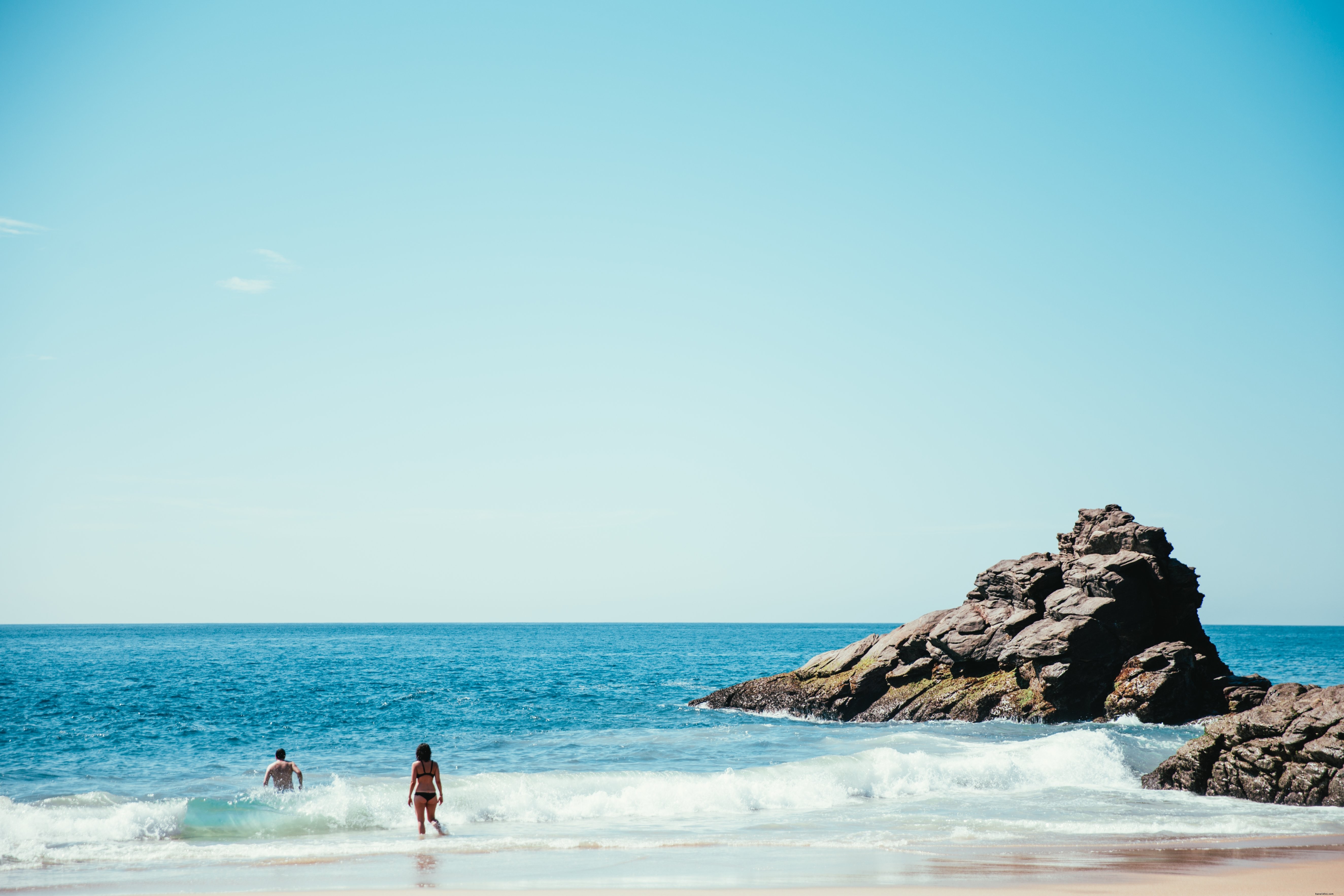 Amateurs de plage se baignent dans l océan