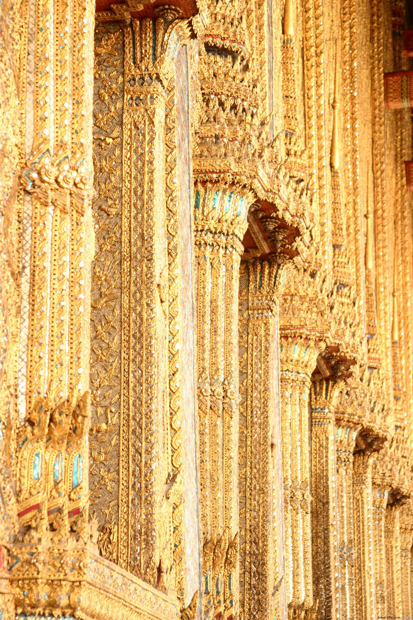 Image de colonnes dorées et élégantes