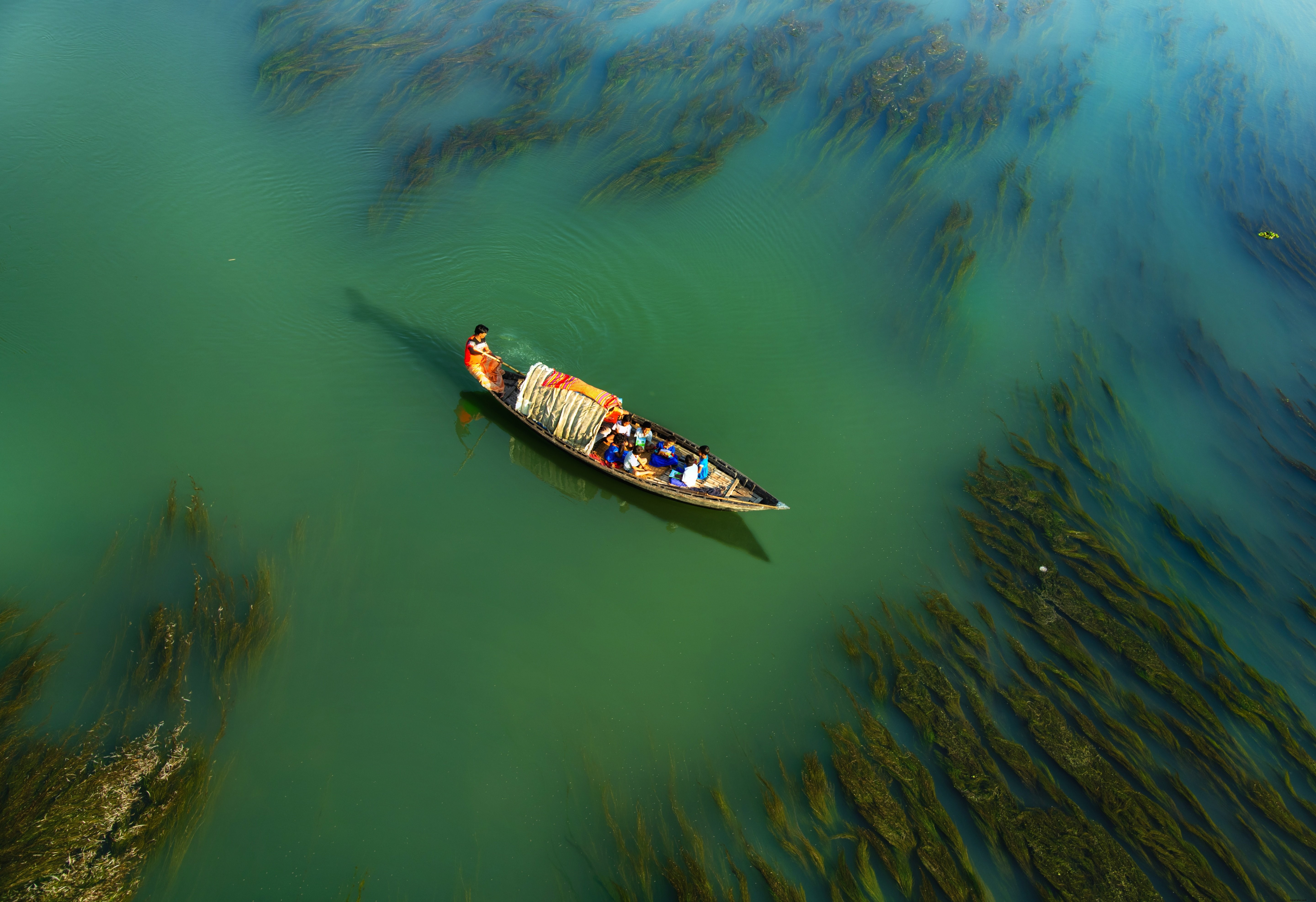 Photo de personnes à bord d un petit bateau sur l eau