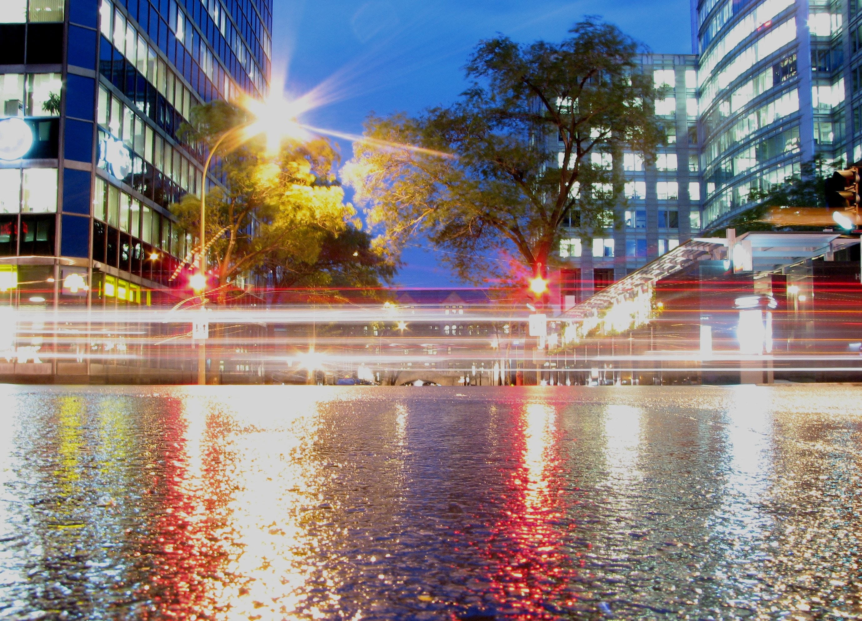 Photo des traînées de lumière nocturne à Montréal