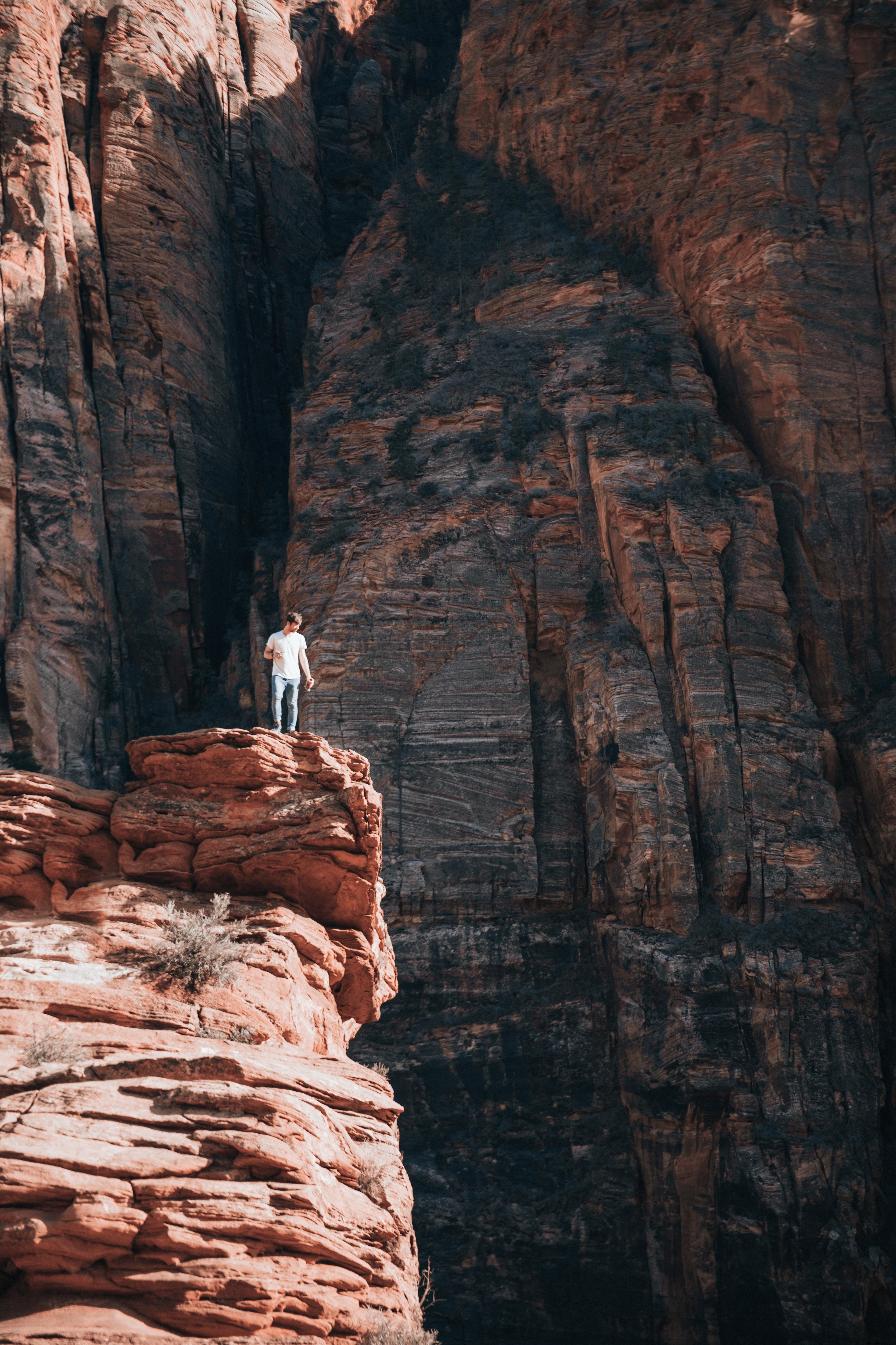Photo d’aventure : randonneurs explorant le canyon