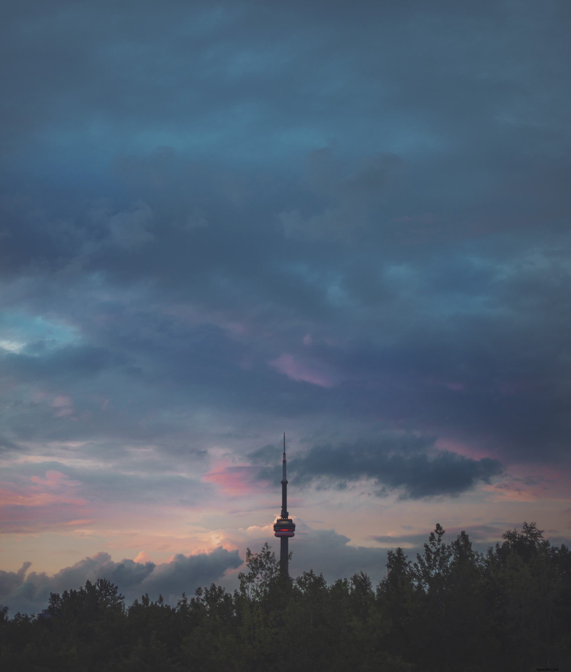 Photo d un coucher de soleil nuageux à la tour CN