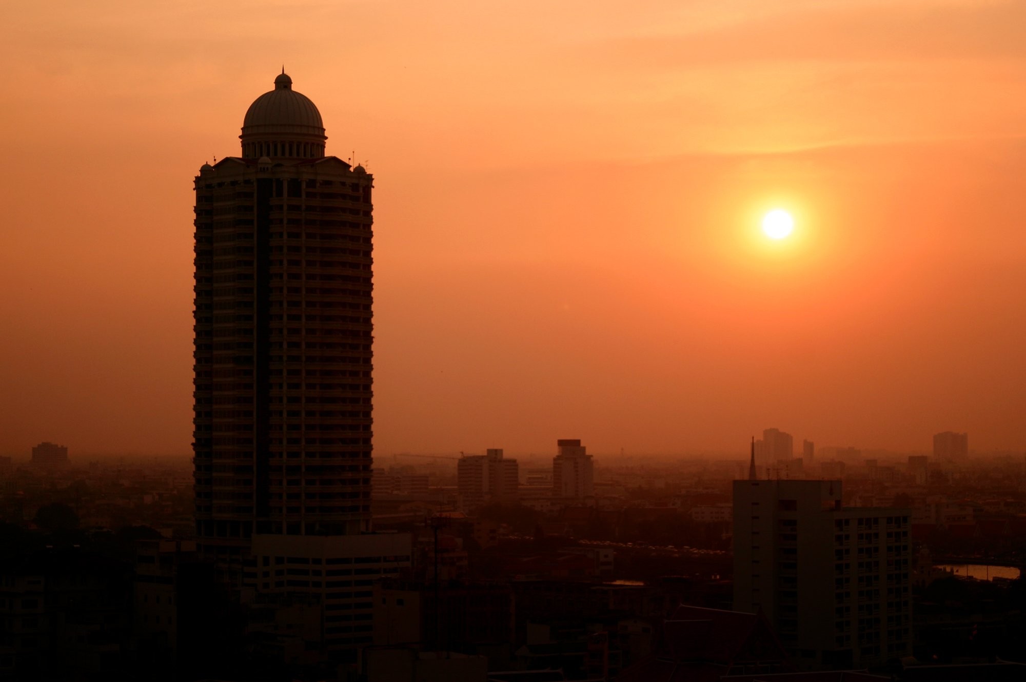 Photo : Soleil chaud sur la ville endormie