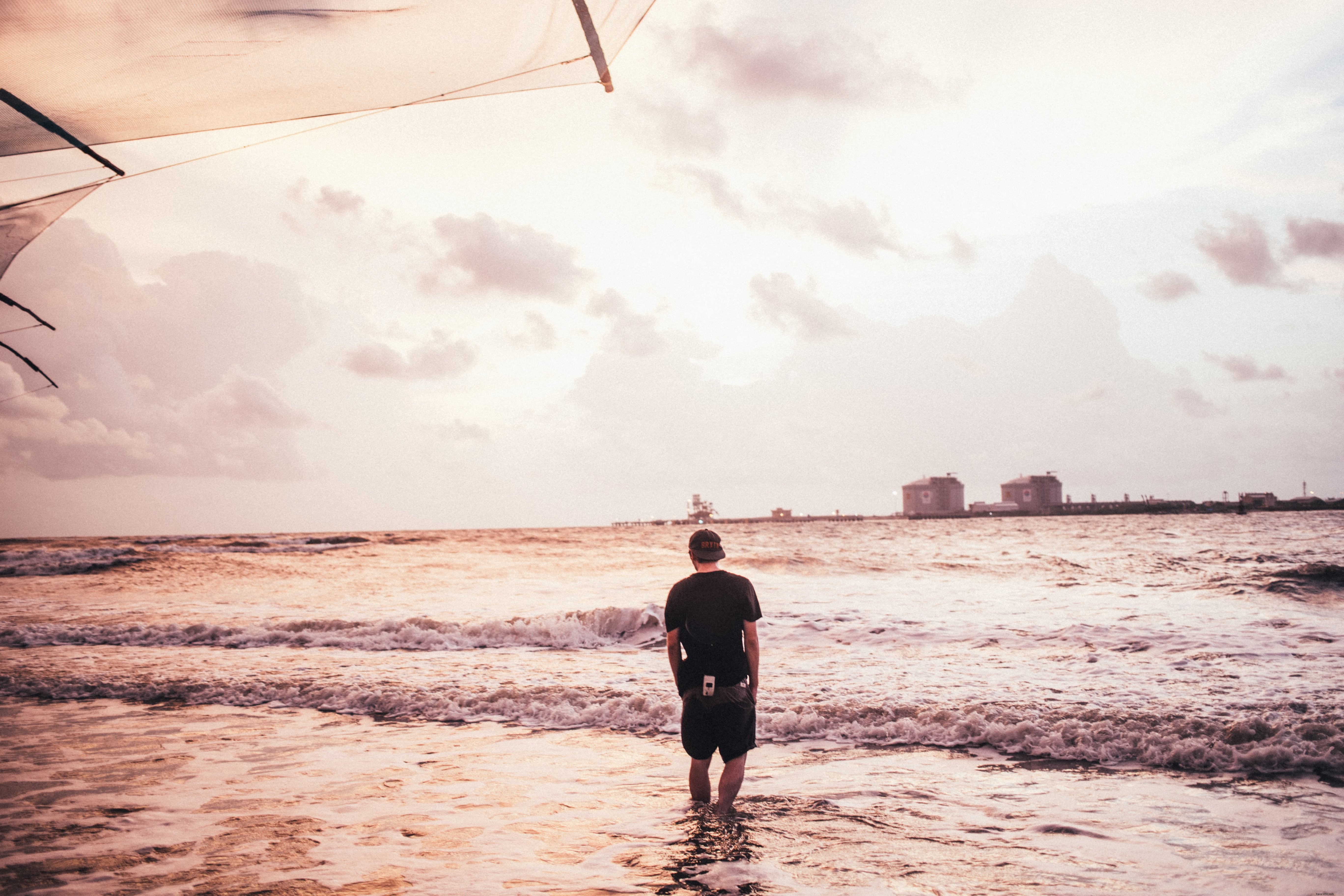 Photo : Un homme patauge dans les vagues