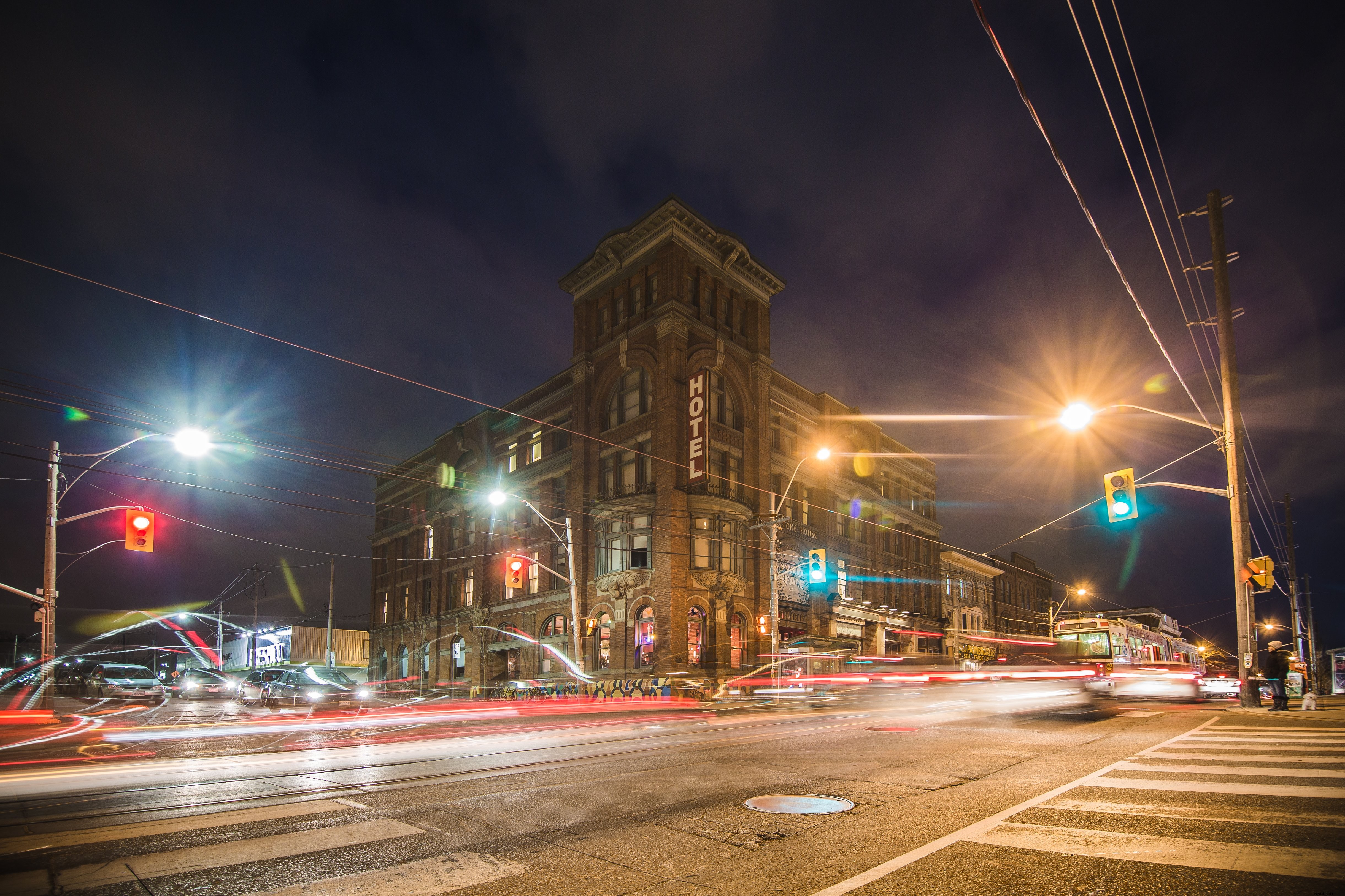 Photo d un hôtel urbain la nuit