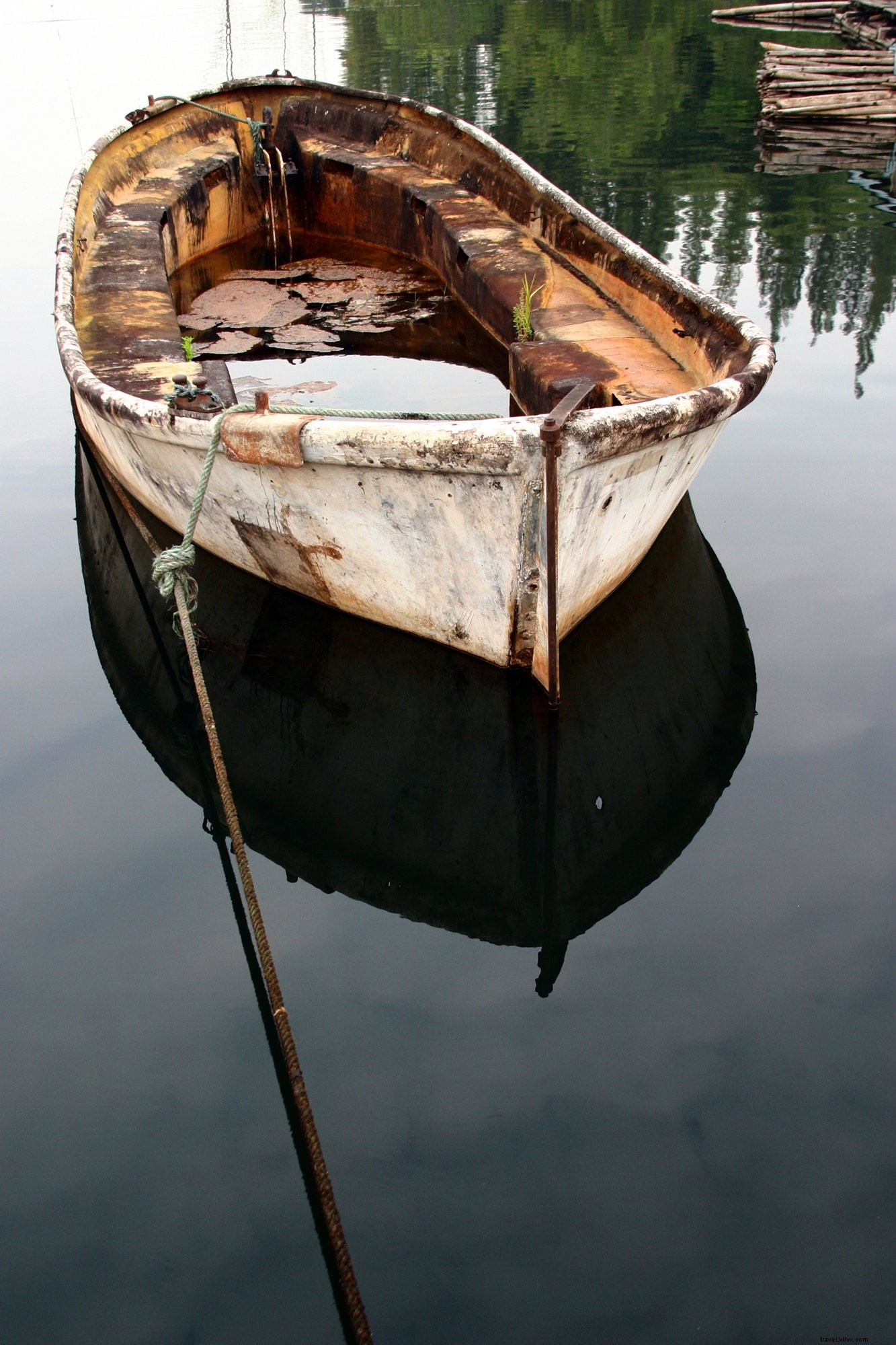 Photo d un bateau de rivière rouillé sur une eau cristalline