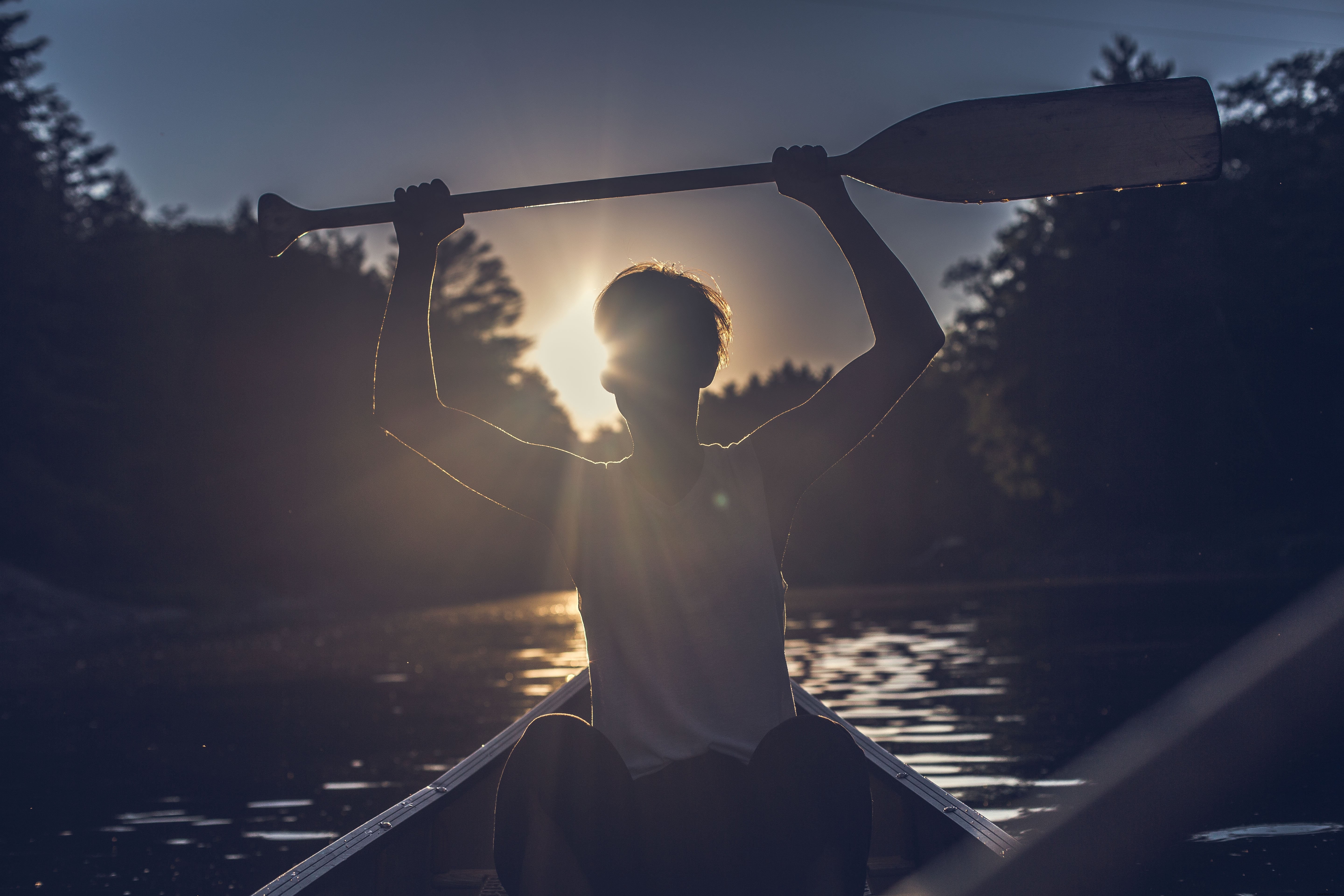 Silhouette d’un pagayeur de canoë – Photo