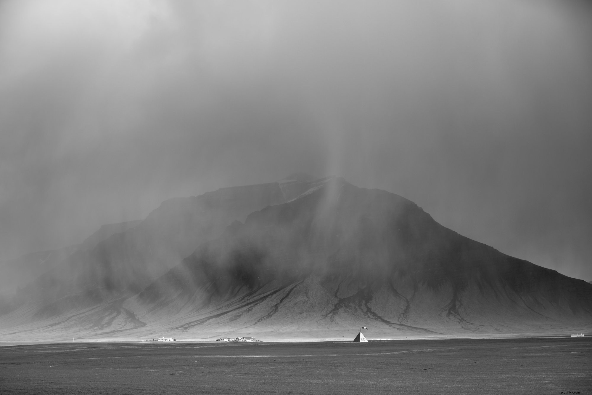 Photo d une montagne enveloppée de brume en noir et blanc