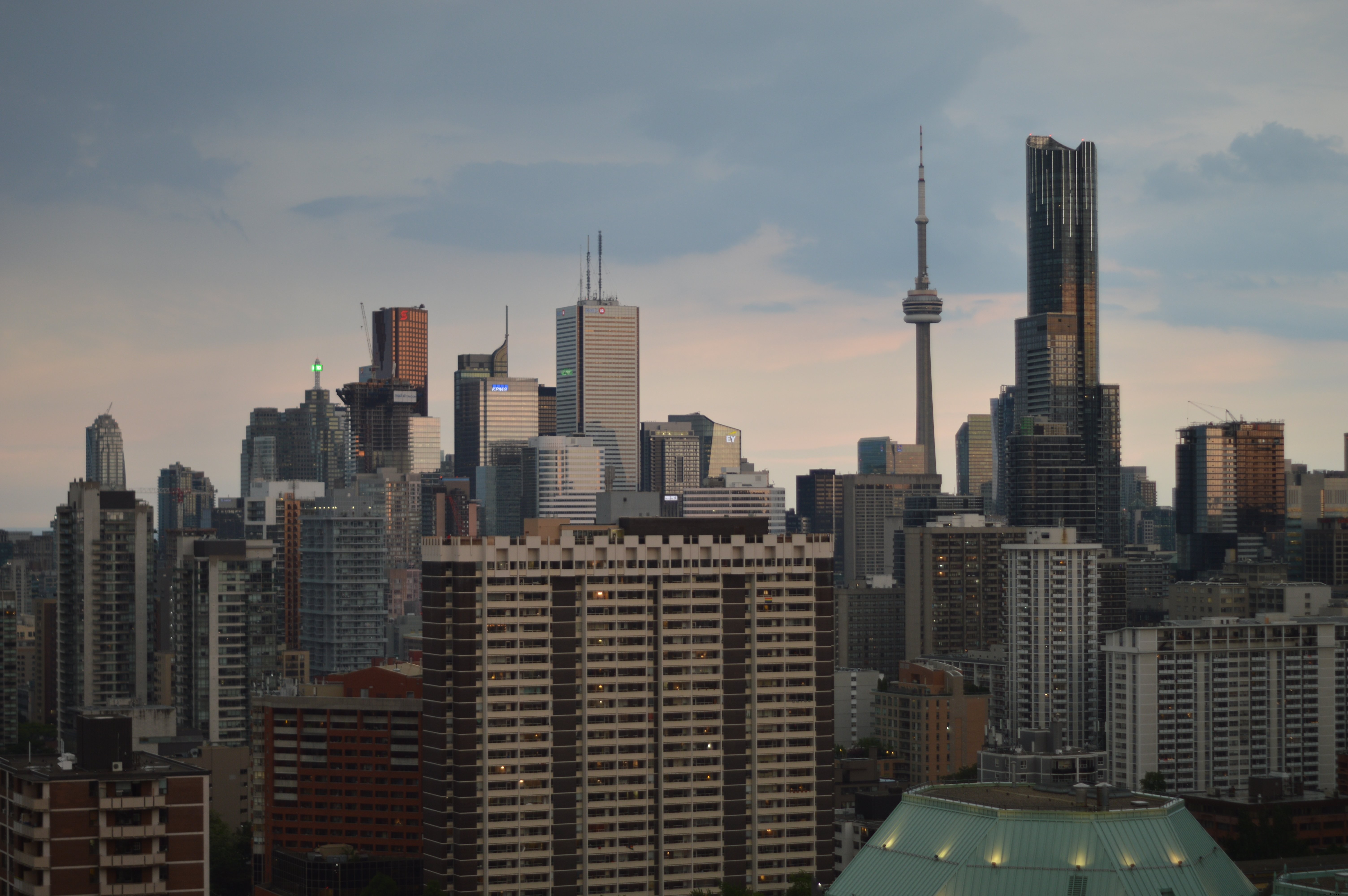 Skyscraper au crépuscule : une vue urbaine saisissante