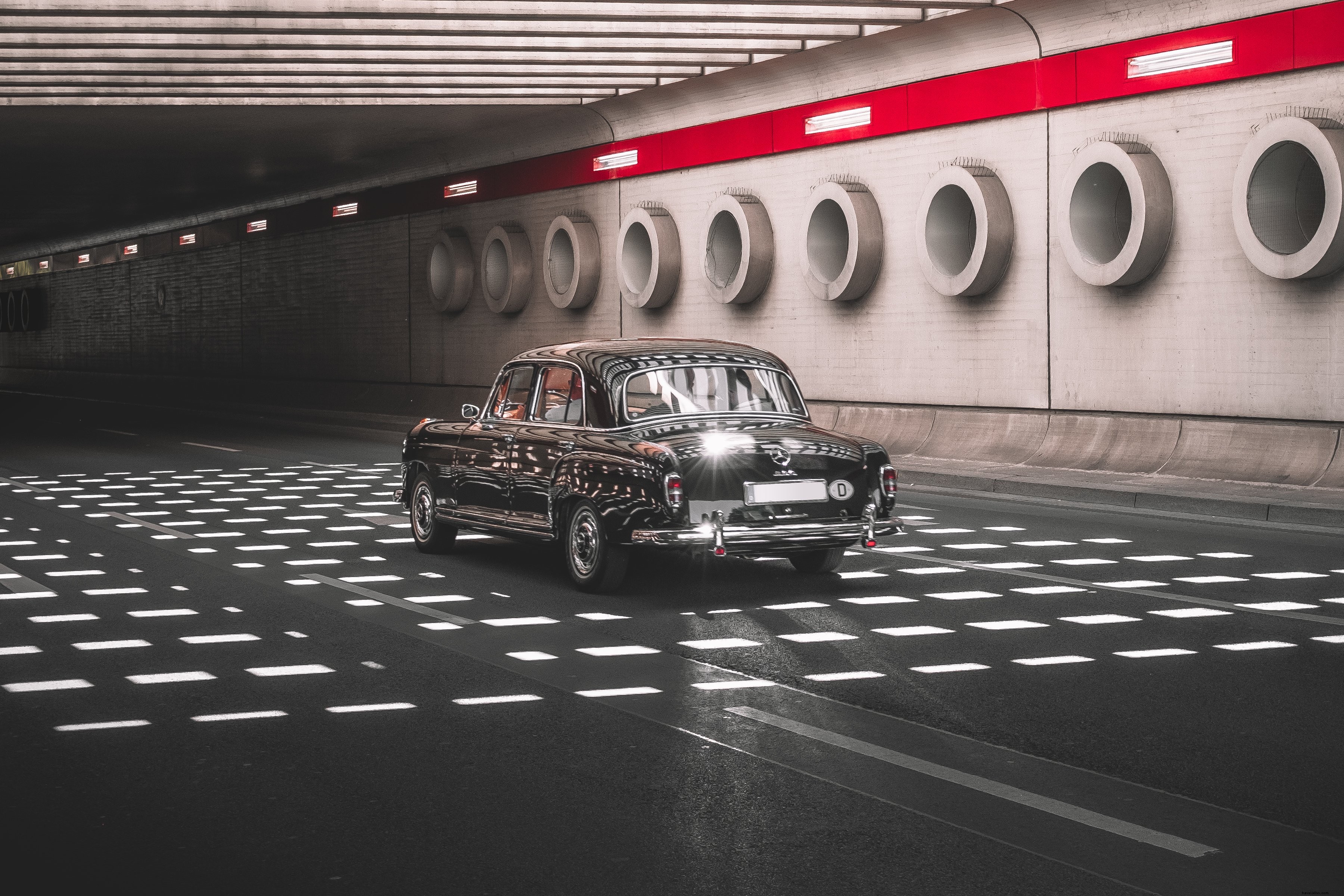 Voiture ancienne traversant un impressionnant tunnel souterrain